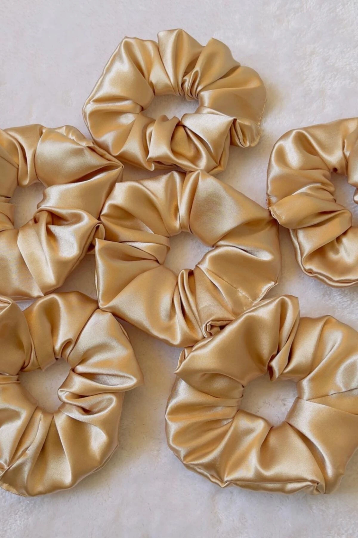 Bej Saten Lastikli Toka