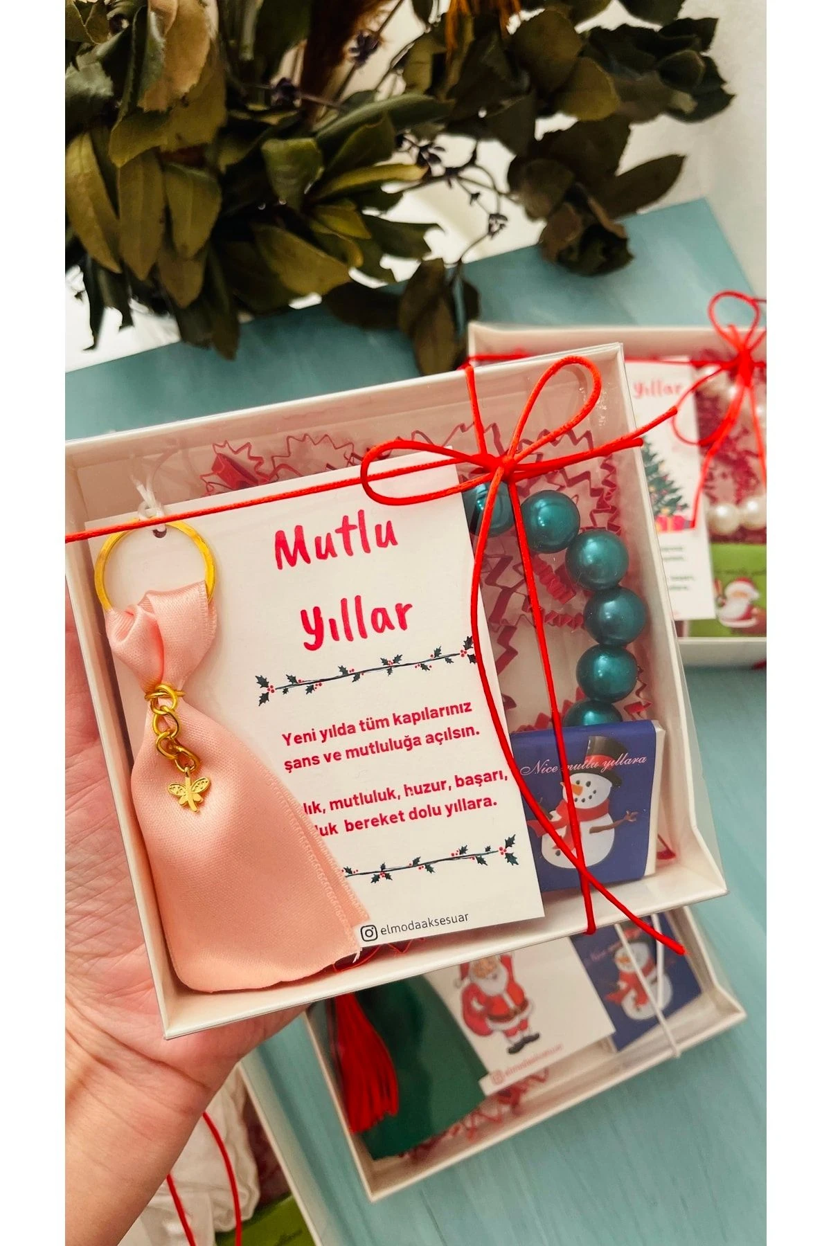 Yılbaşı Hediye Seti- Anahtarlık, Saten Toka / Inci Bileklik, Çikolatalı Set