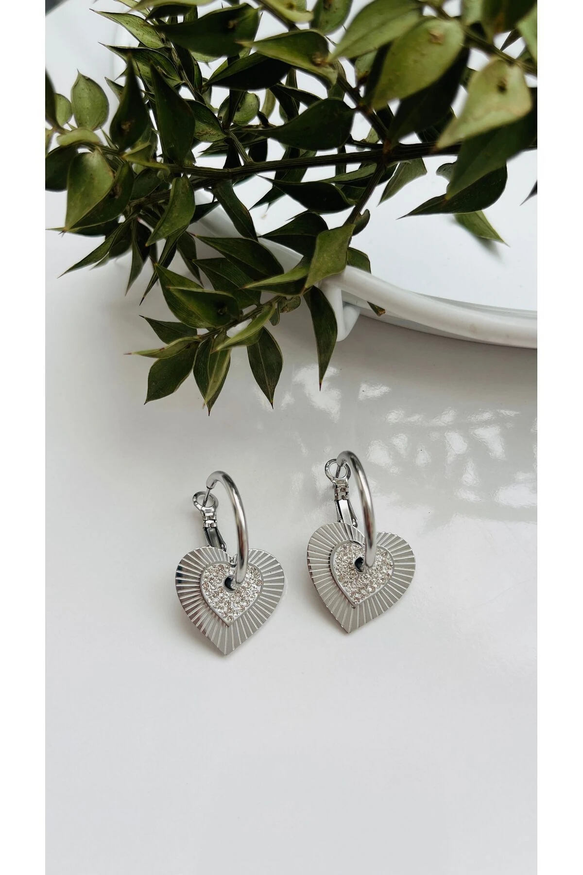 Zirkon Taşlı Kalpli Halka Çelik Küpe Gümüş