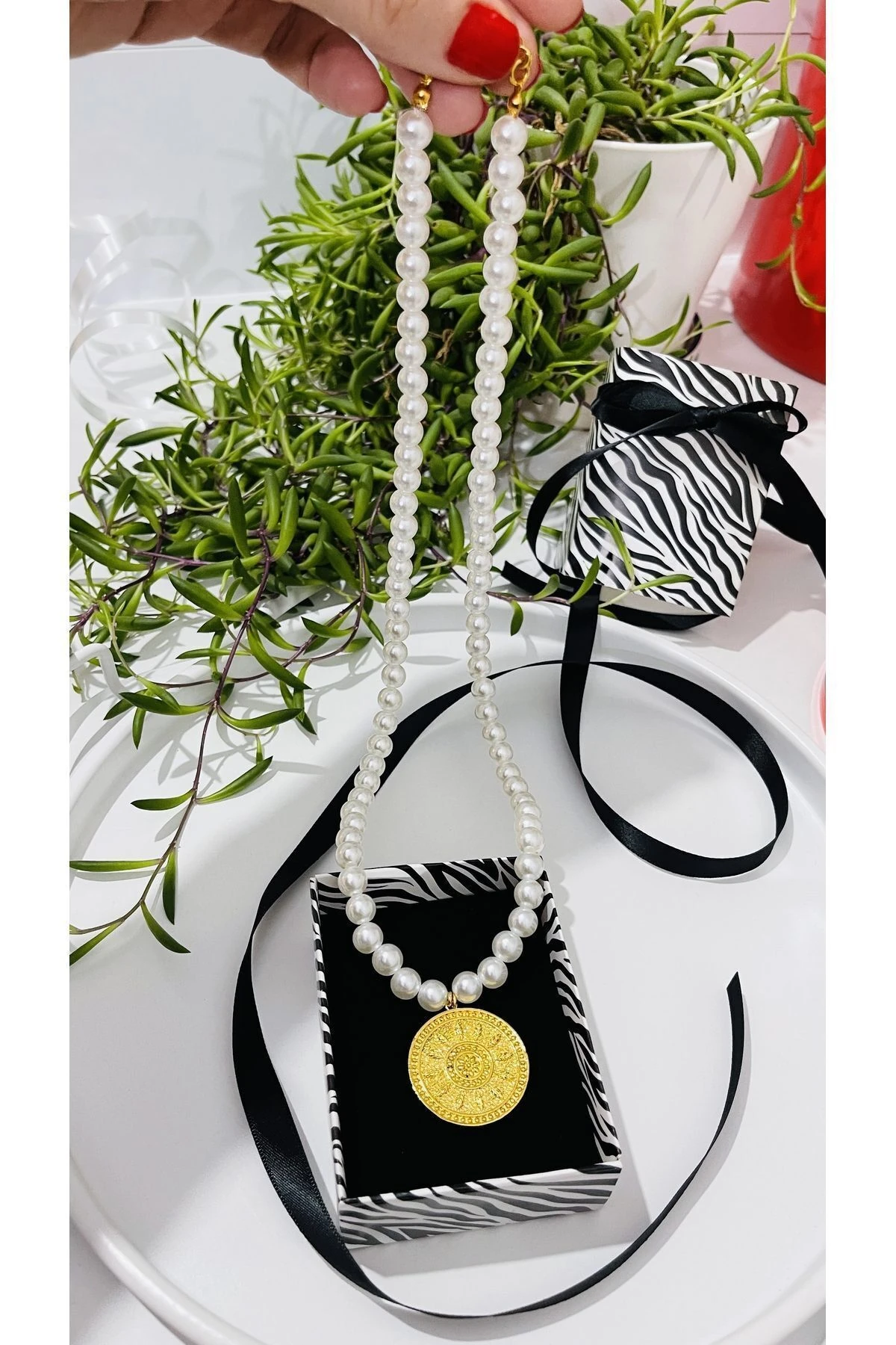 Madalyalı Uzun İnci Kolye - Hediyelik Kolye