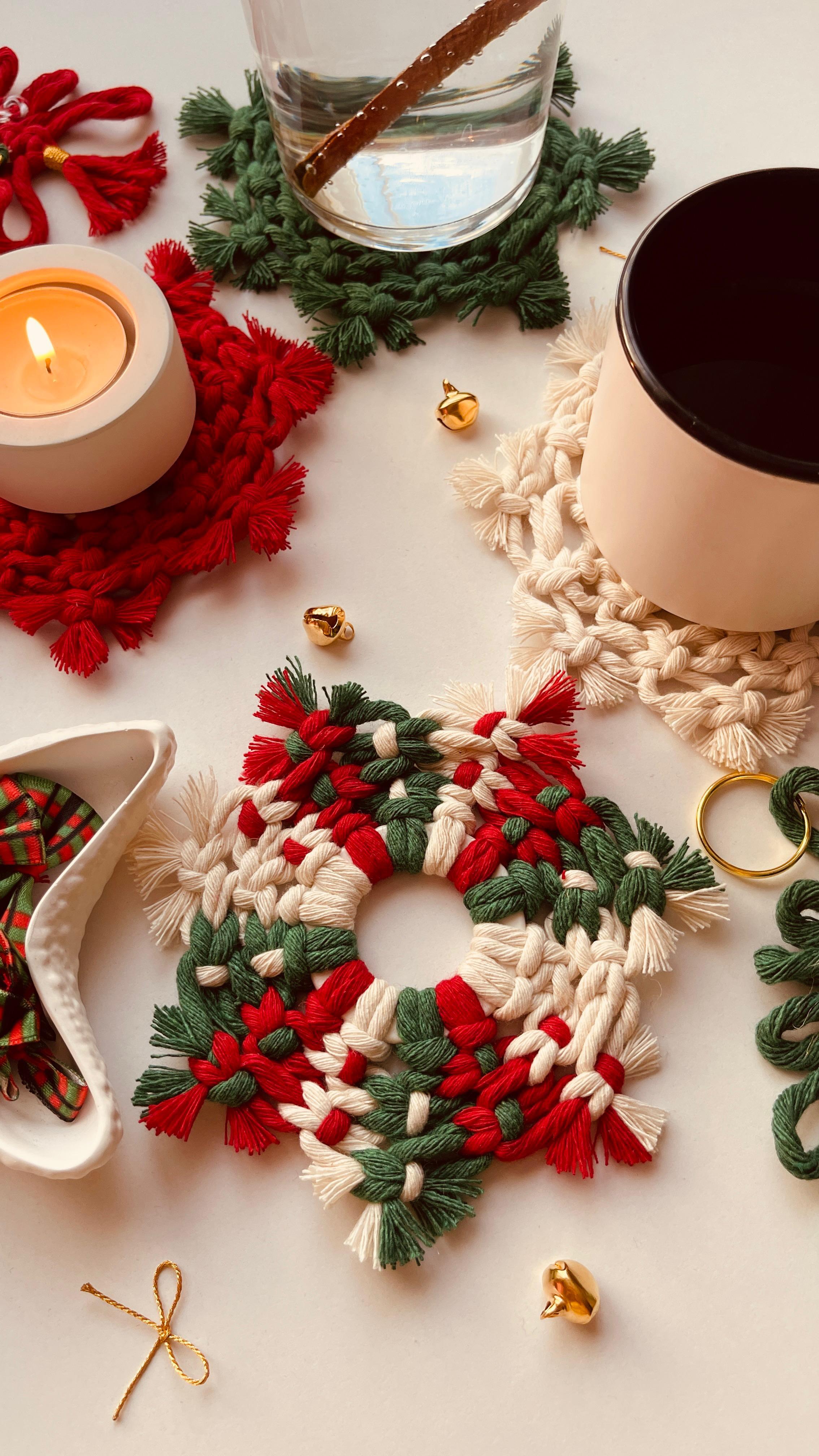 Yılbaşı Temalı El Yapımı Makrome Kar Tanesi Bardak Altlığı  - kırmızı-ekru-yeşil