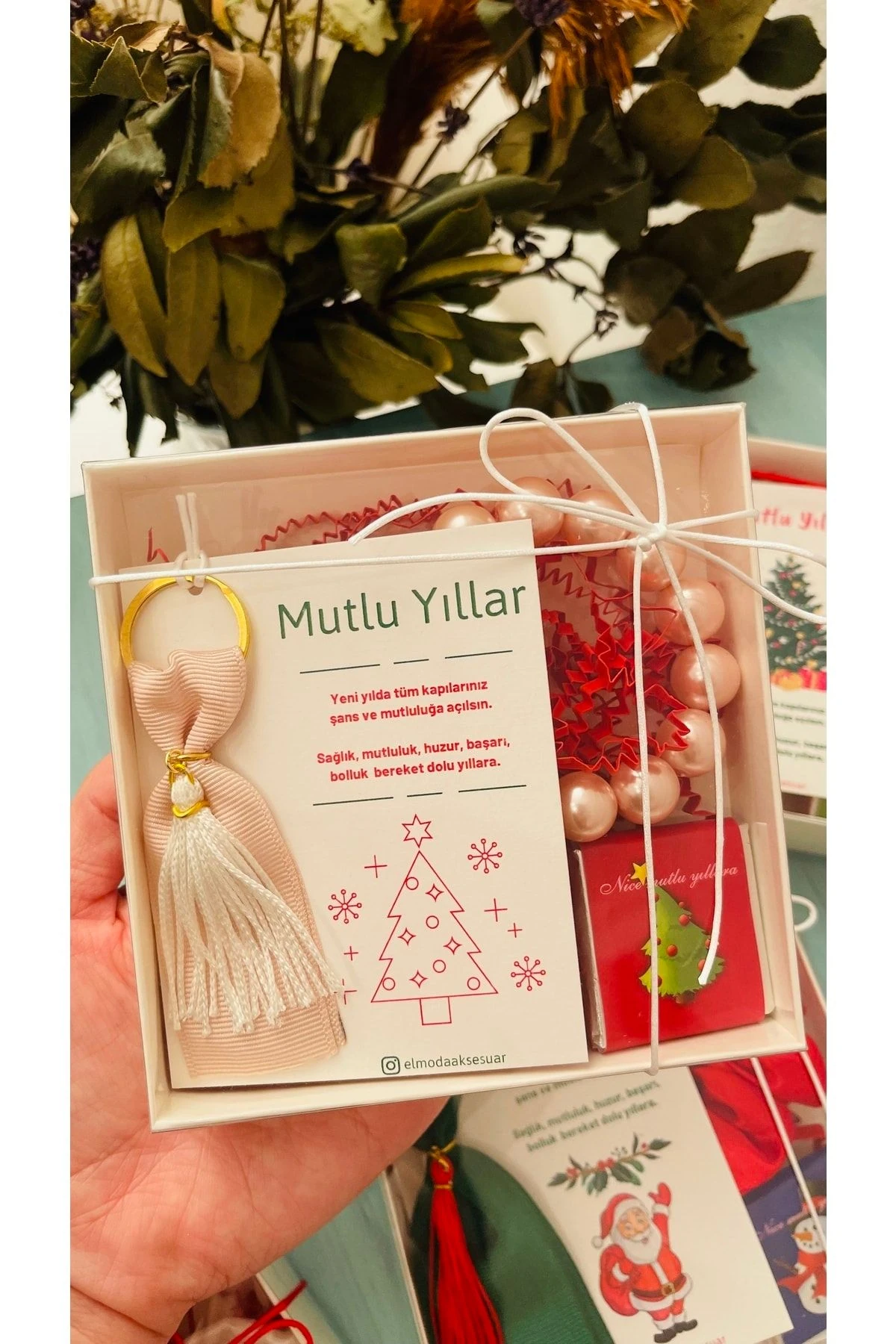 Yılbaşı Hediye Seti- Anahtarlık, Saten Toka / Inci Bileklik, Çikolatalı Set