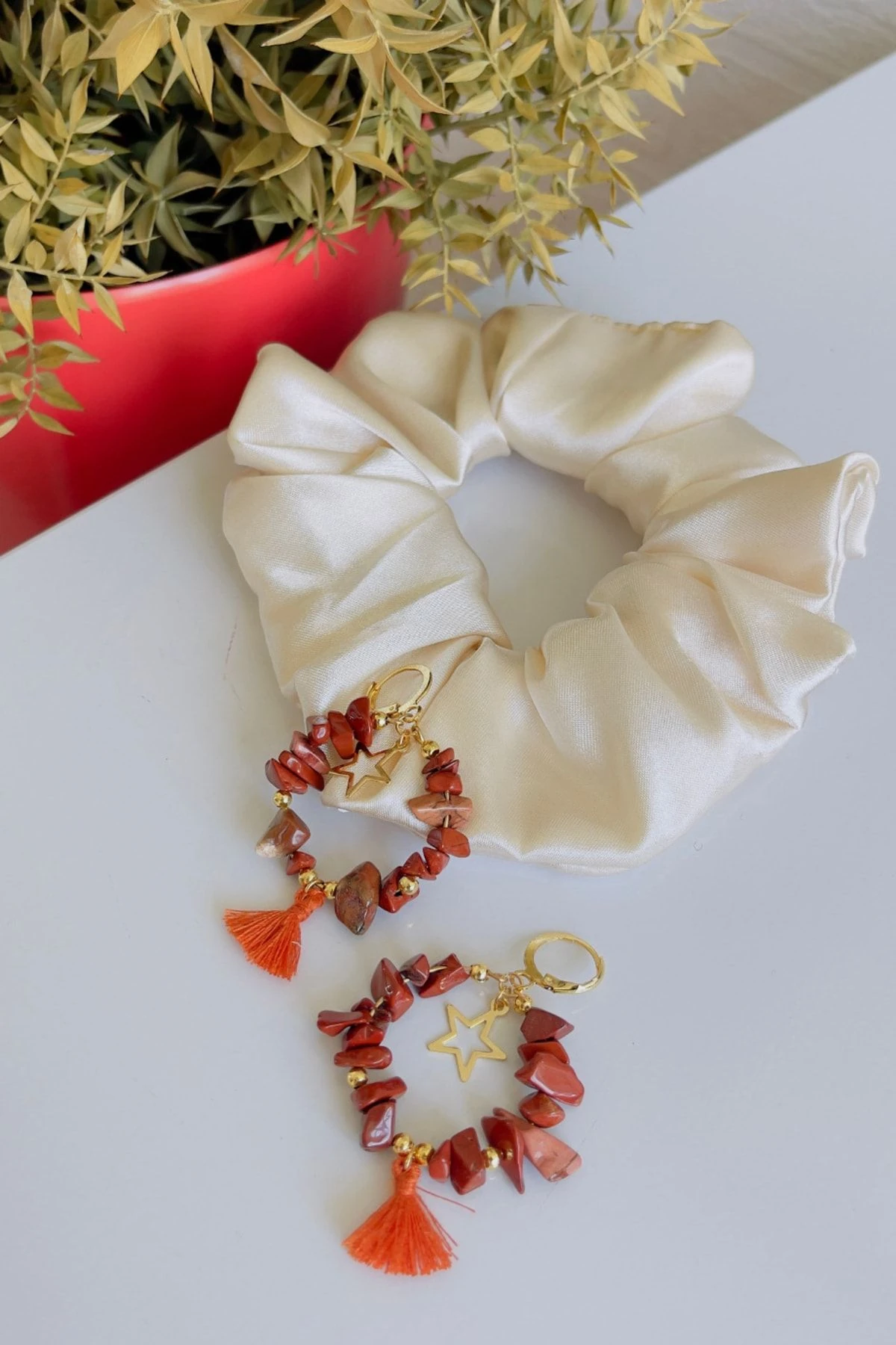 Kahverengi Taşlı Yıldız Detaylı Püsküllü Küpe