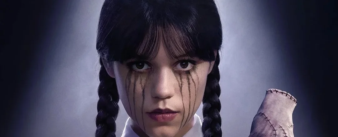 Wednesday Serisini FEU DU CIEL mumlar eşliğinde izleyin.