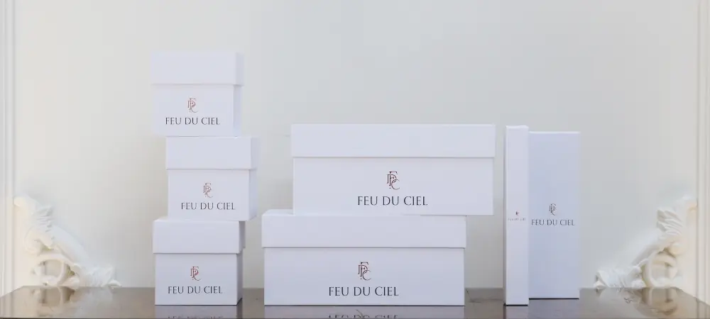 FEU DU CIEL Premium Serisindeki tüm kokulu mum çeşitlerini özel karton kutularla adresinize gönderiyoruz.