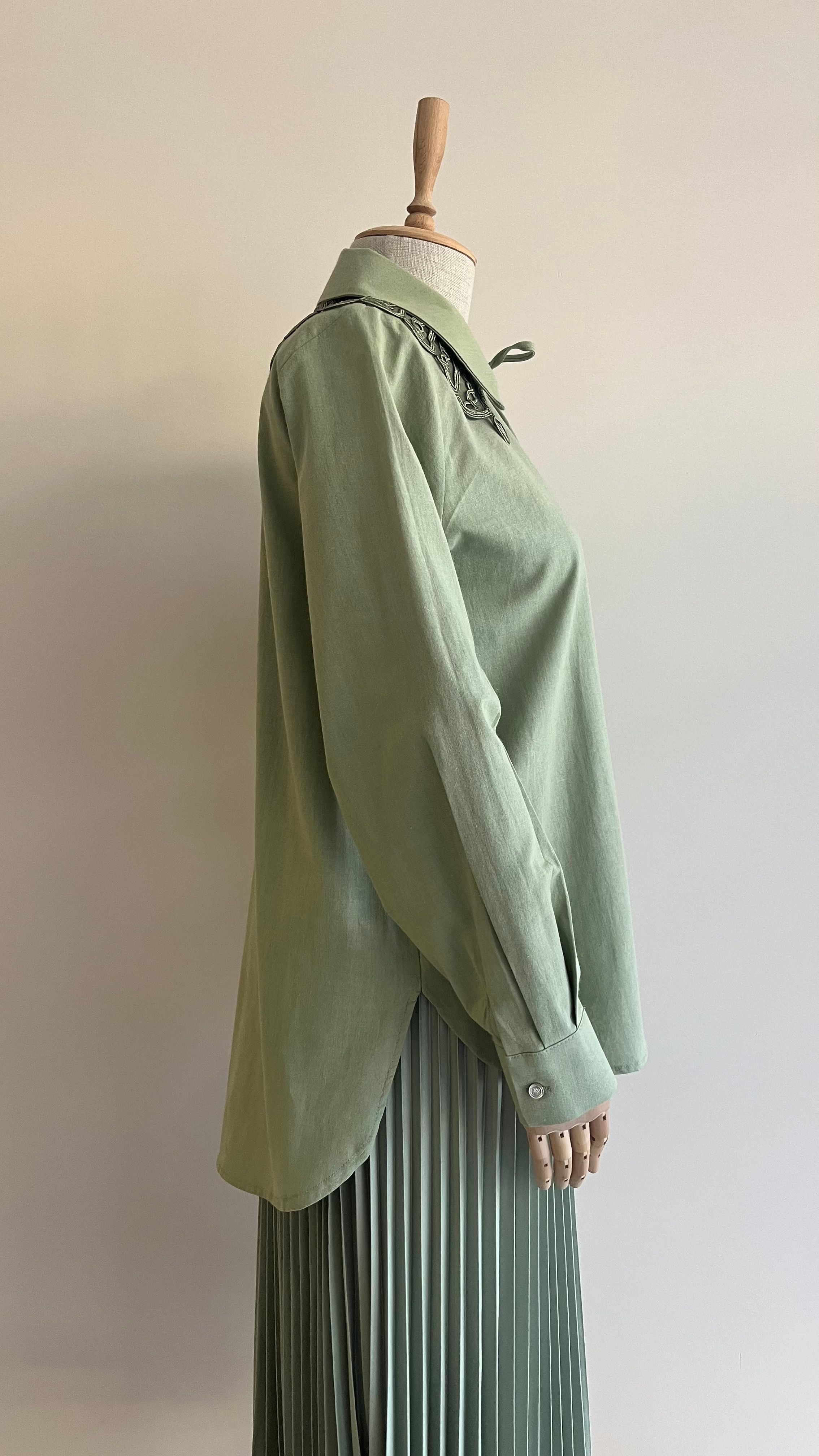 Linen shirt with traveling collar