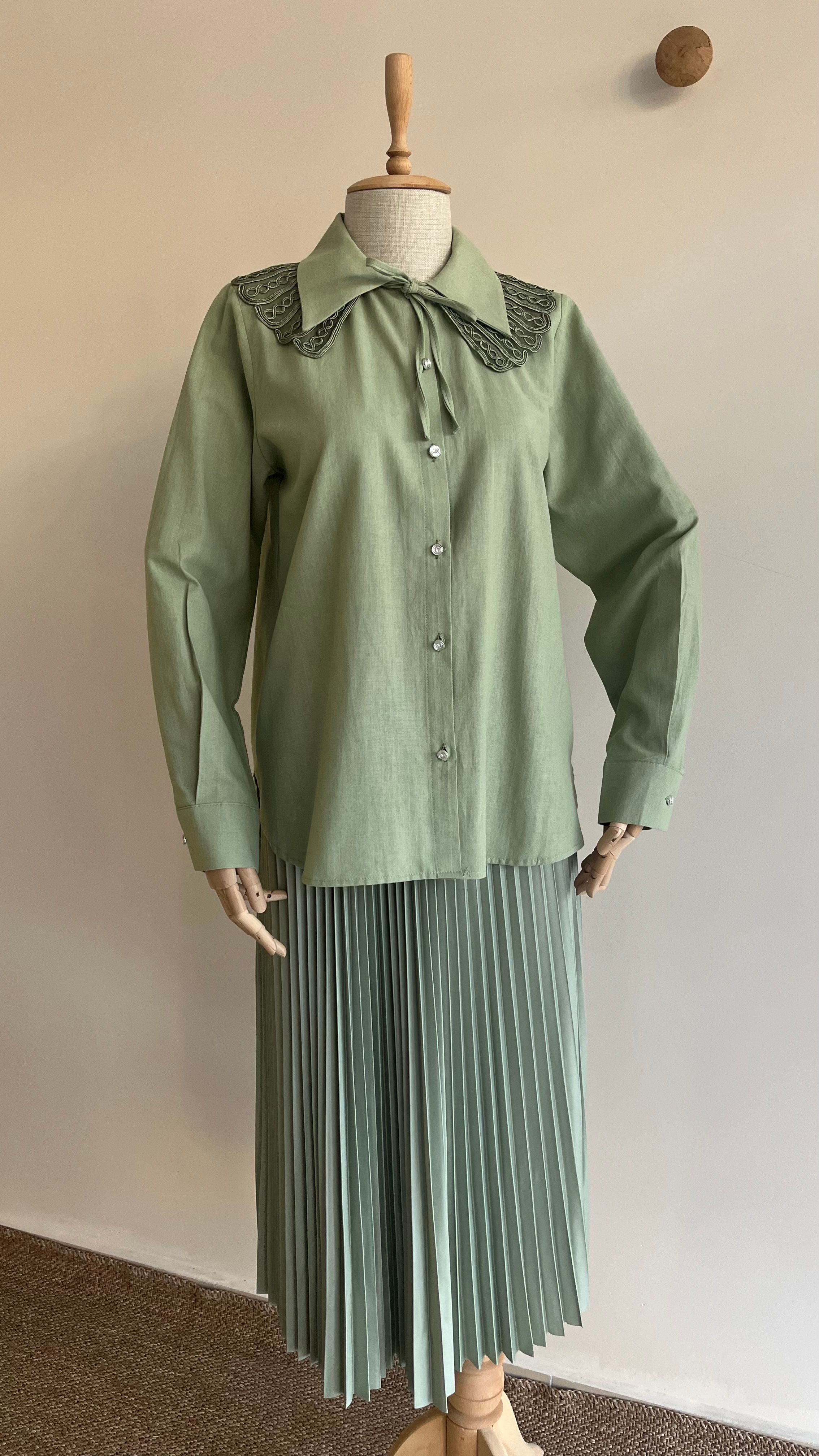 Linen shirt with traveling collar