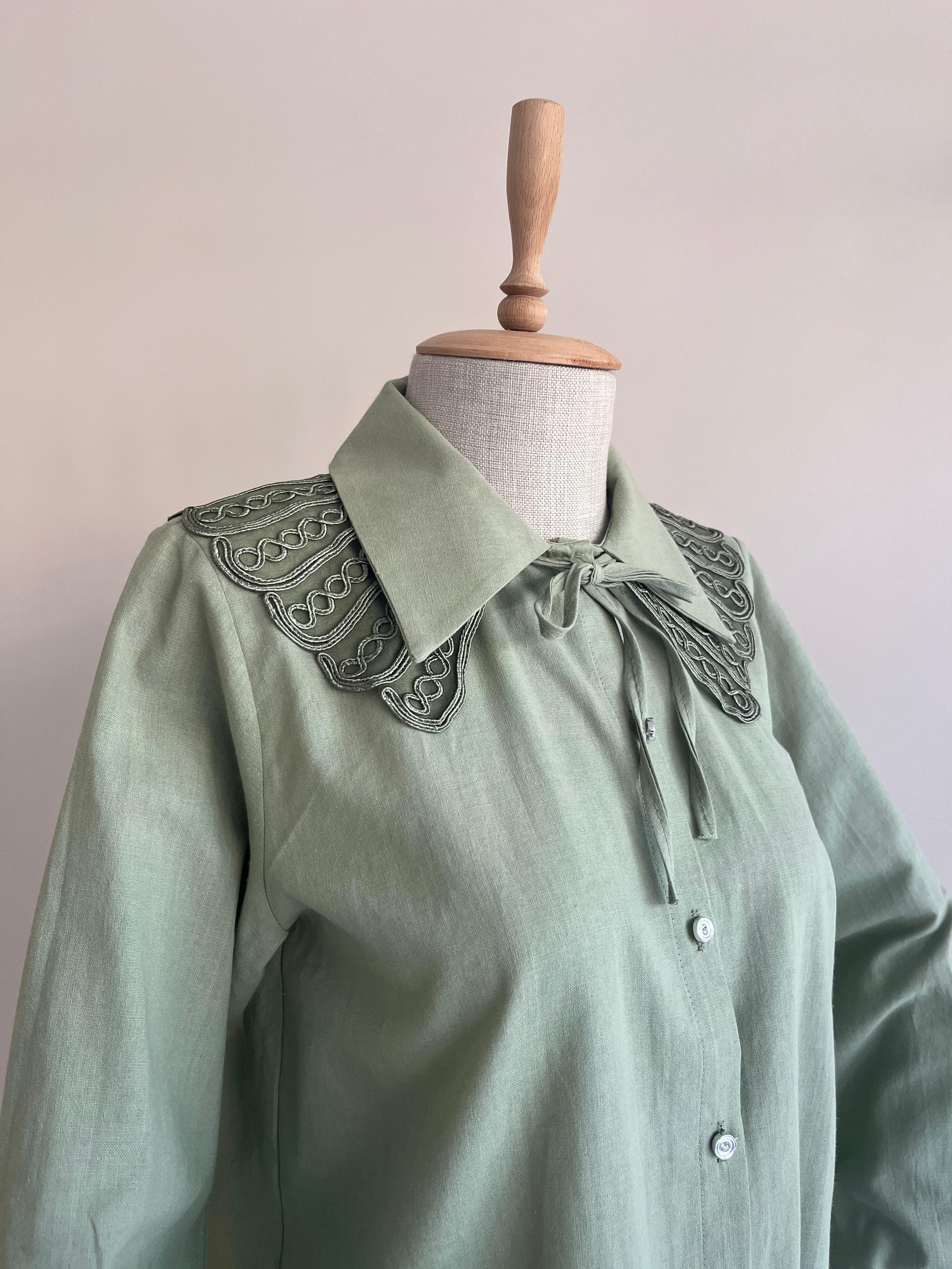 Linen shirt with traveling collar