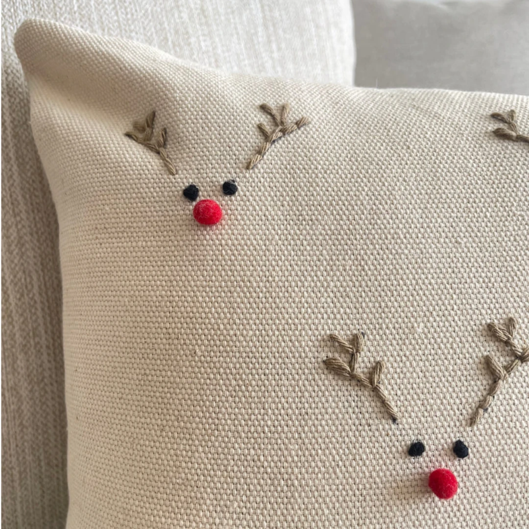 El Örgüsü Ren Geyiği Detaylı Kırlent Kılıfı