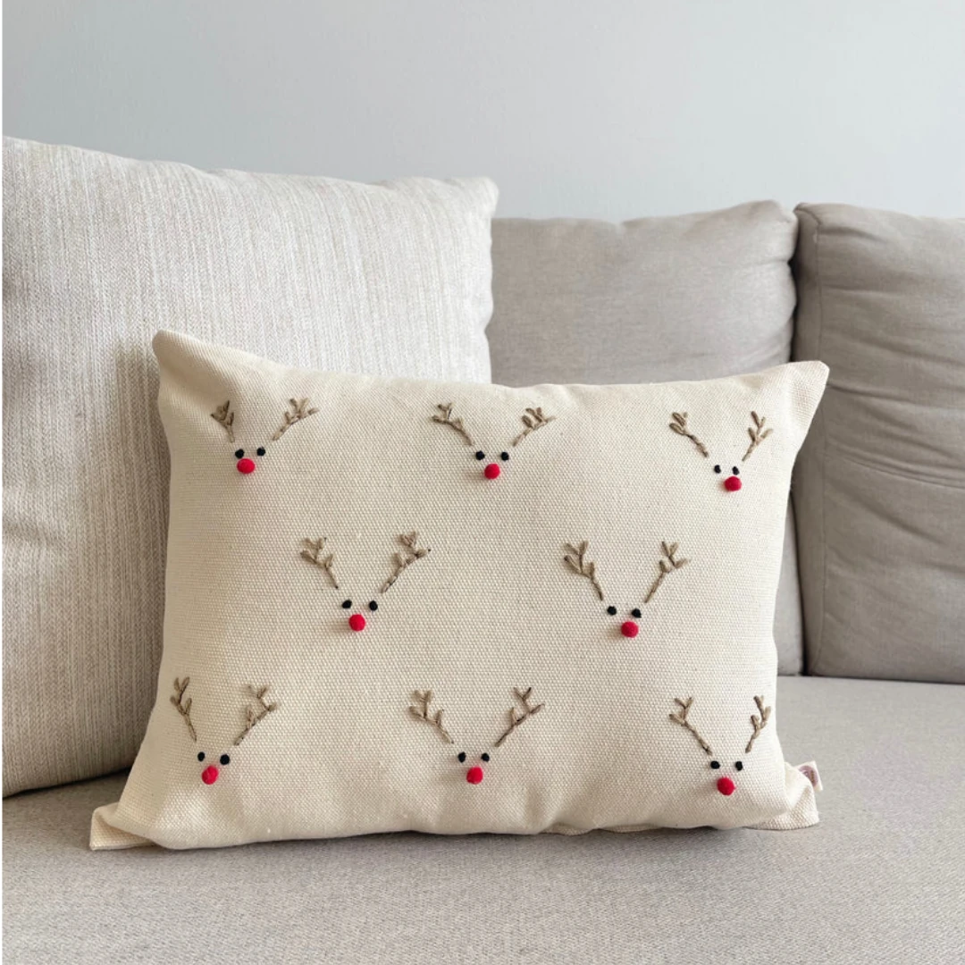 El Örgüsü Ren Geyiği Detaylı Kırlent Kılıfı