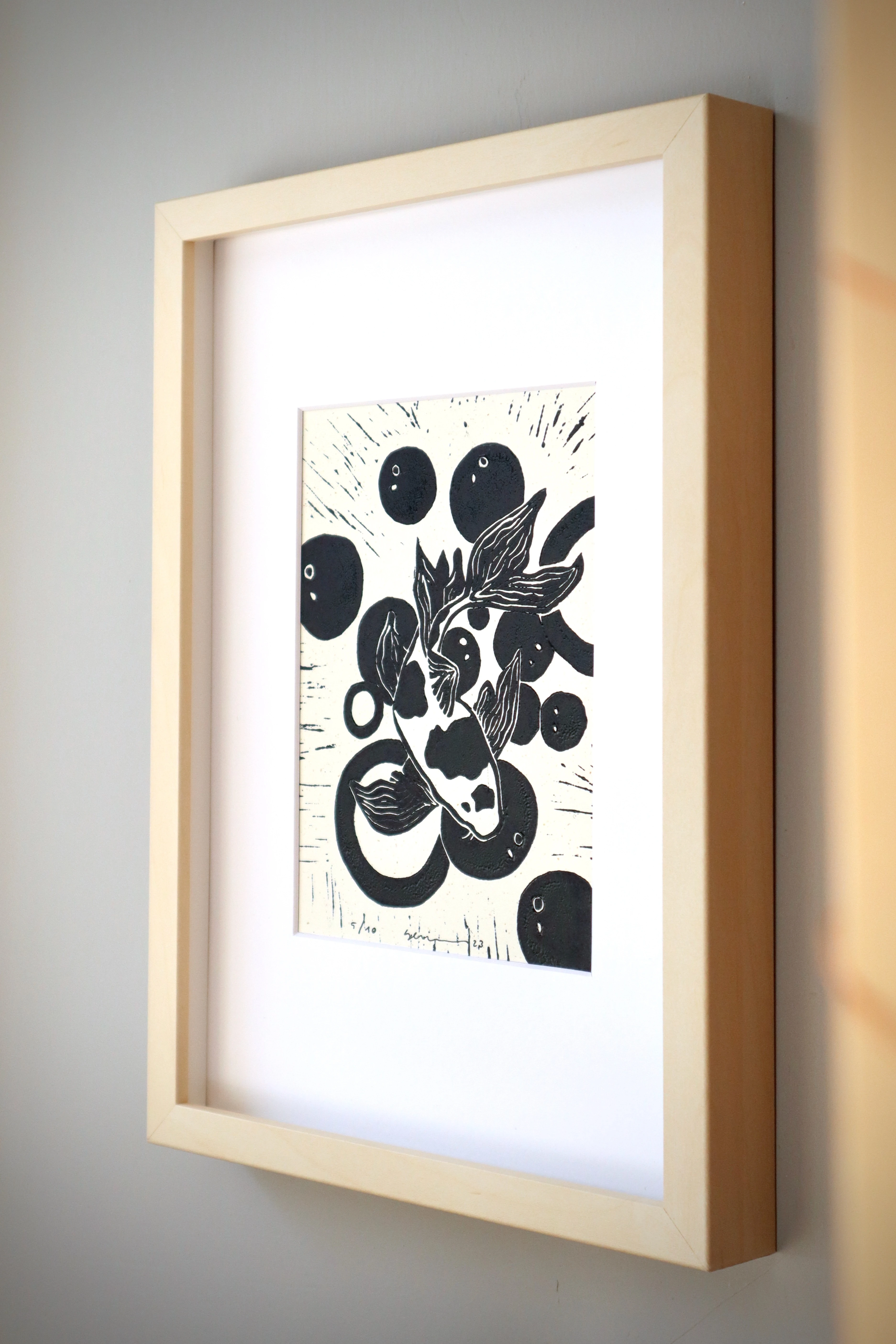 koi // çerçeveli linol baskı