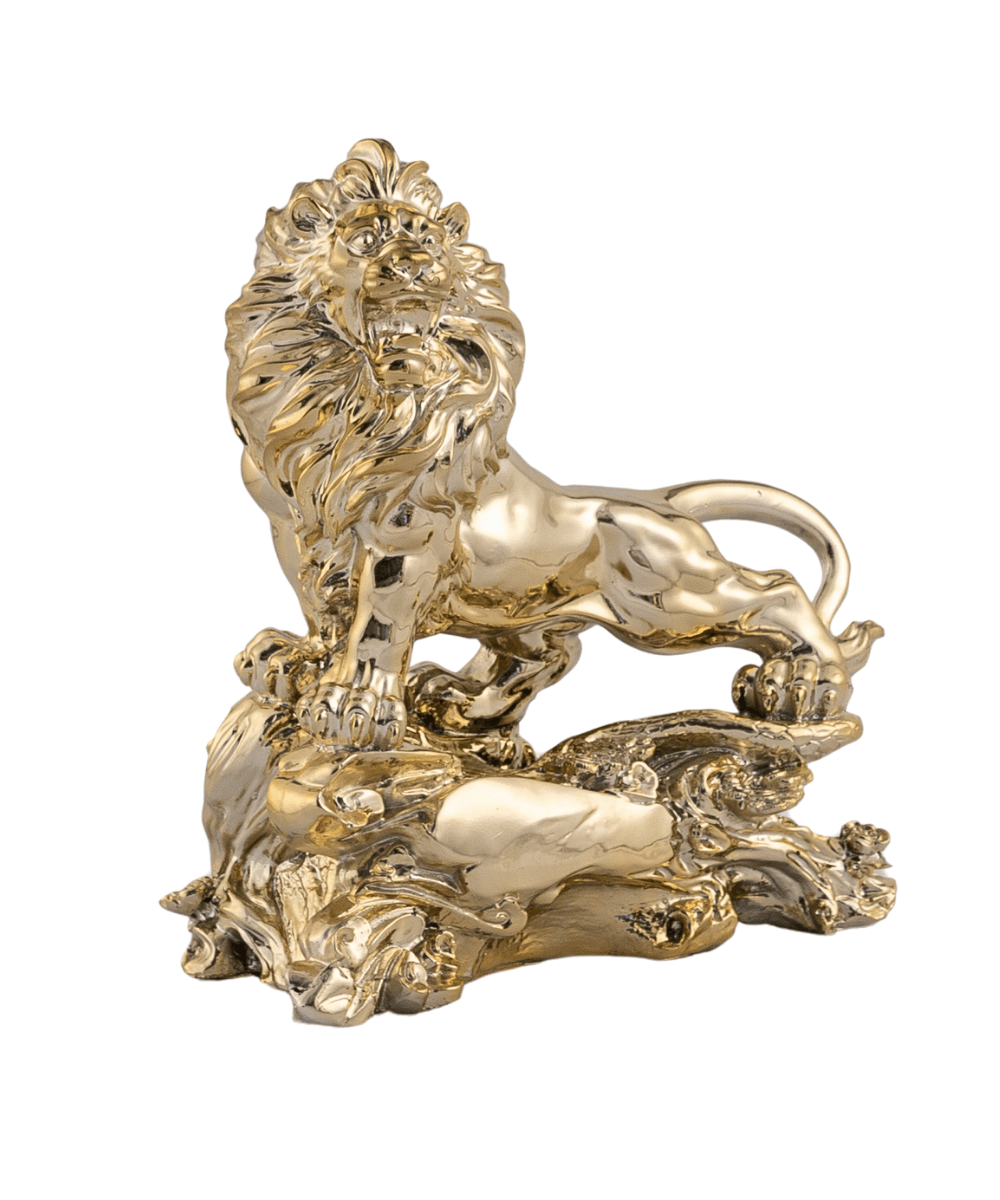 Kayalıklar Üzerinde Gold Aslan