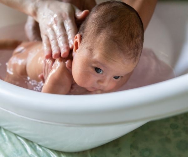 Yenidoğan Bebeğe Ne Zaman Banyo Yaptırılır? 