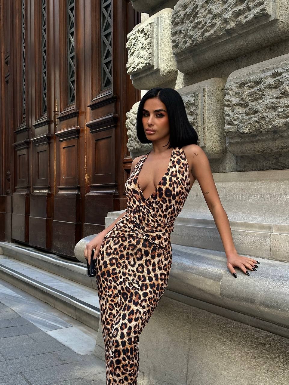 Kruvaze Yakalı Aksesuar Detaylı yırtmaçlı  Maxi Boy Elbise - LEOPAR DESEN