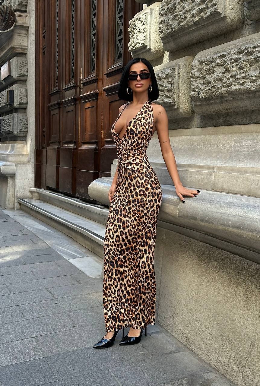 Kruvaze Yakalı Aksesuar Detaylı yırtmaçlı  Maxi Boy Elbise - LEOPAR DESEN