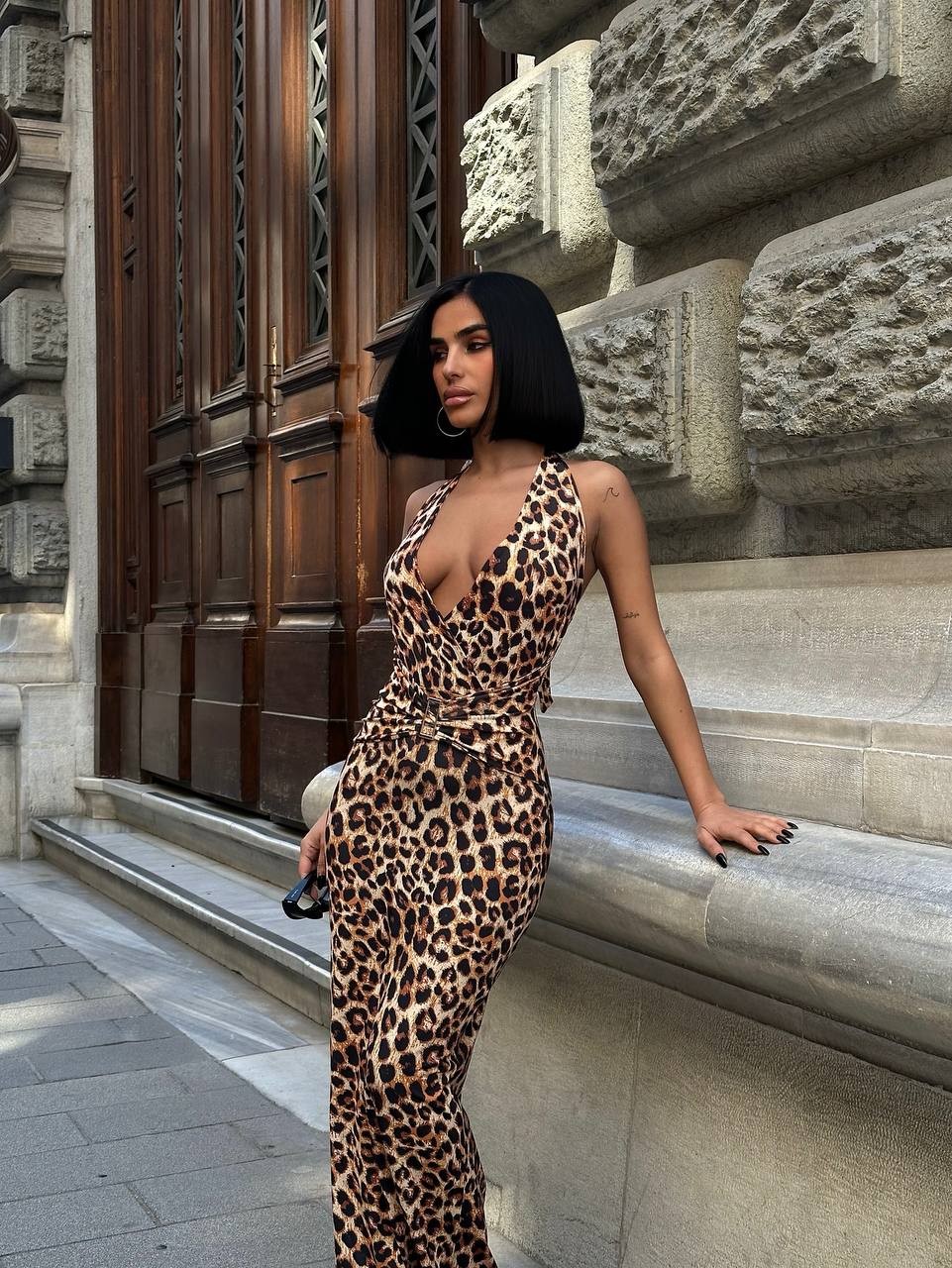 Kruvaze Yakalı Aksesuar Detaylı yırtmaçlı  Maxi Boy Elbise - LEOPAR DESEN