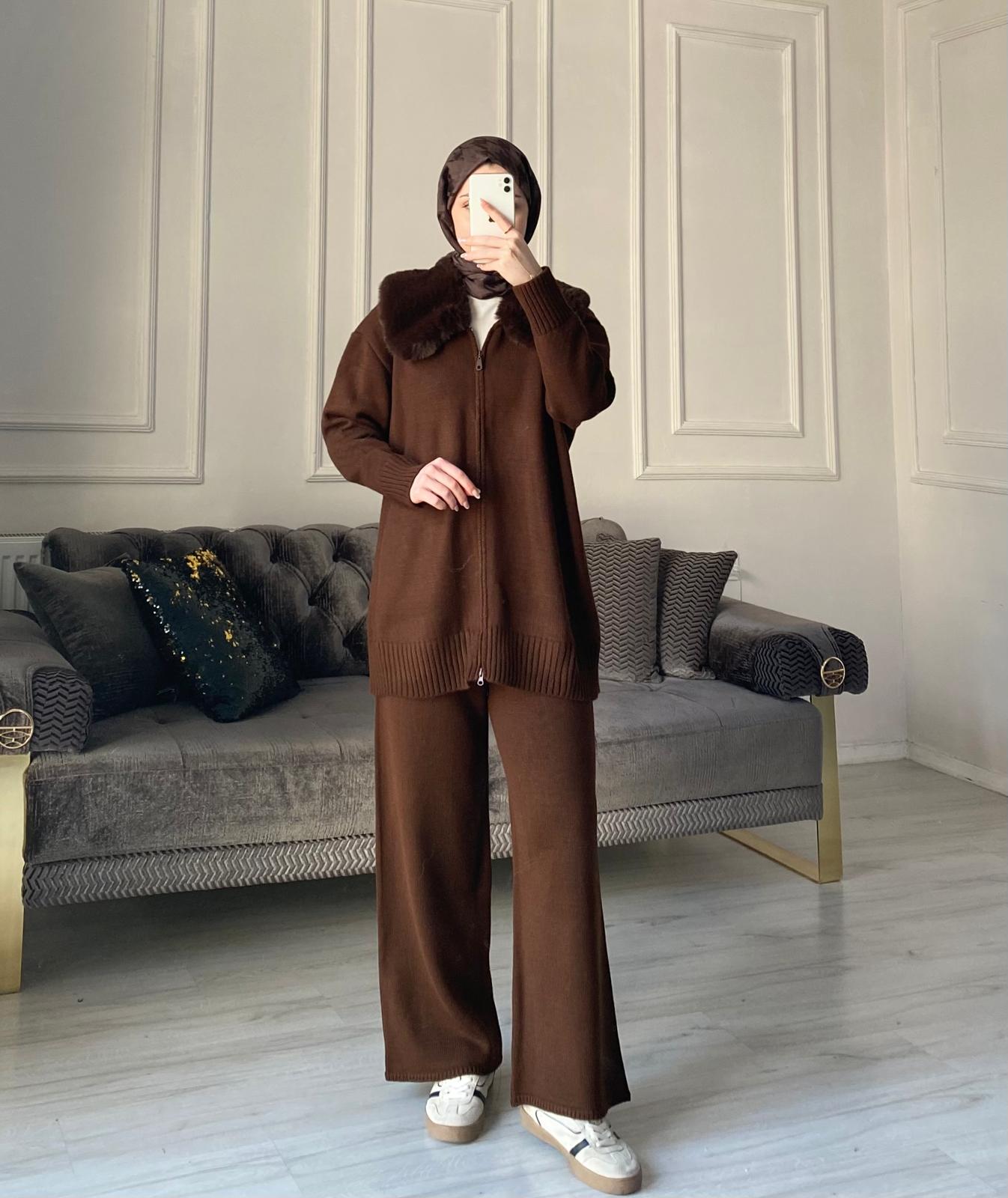 Emma Yakası Kürklü Triko Takım - Kahve