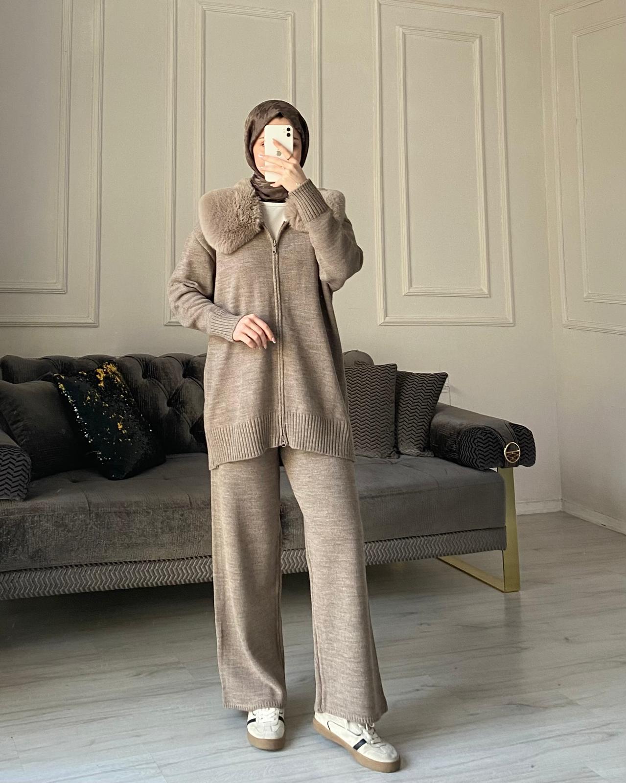 Emma Yakası Kürklü Triko Takım - Vizon