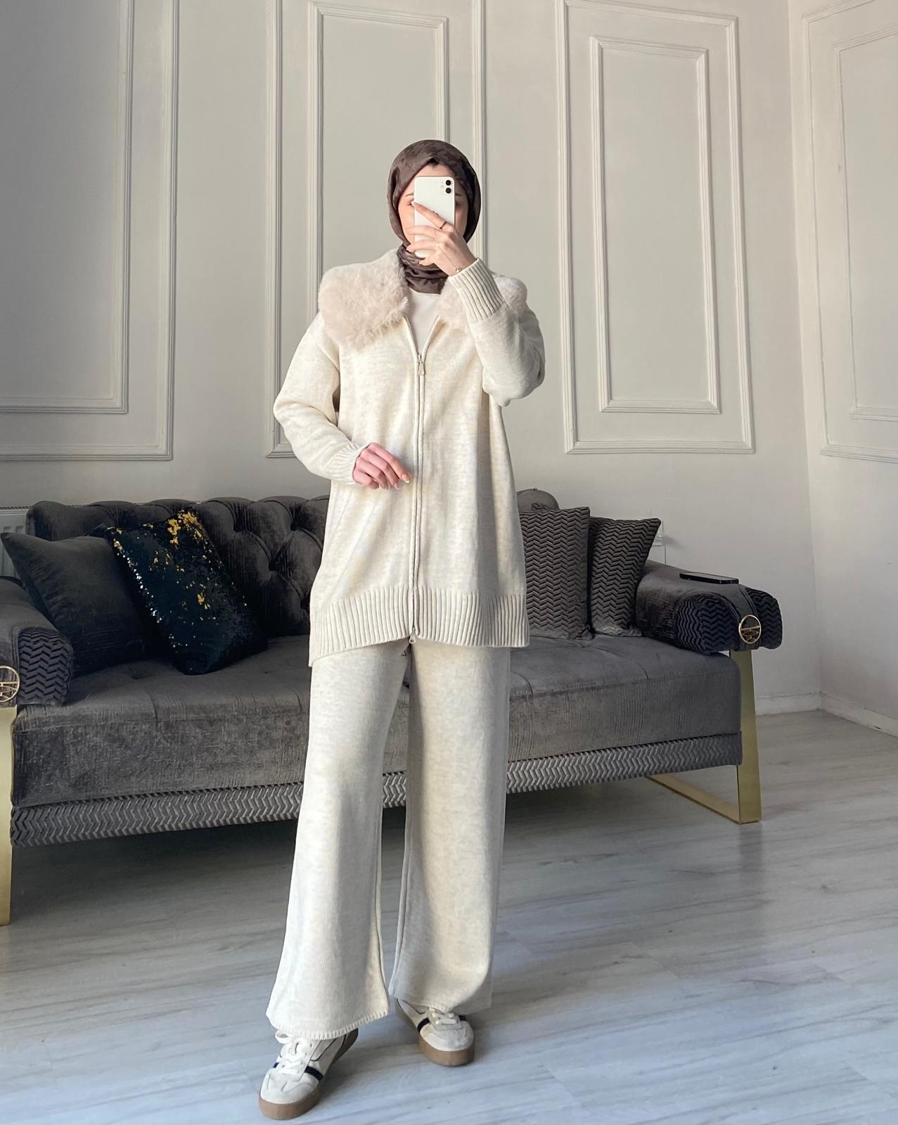 Emma Yakası Kürklü Triko Takım - Ekru