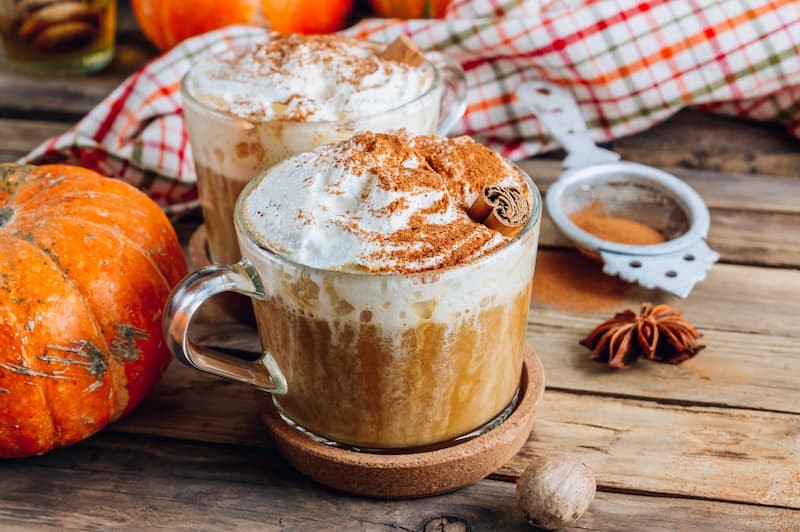 "Evde Pumpkin Spice Latte Tarifi: Ünlü Balkabağı Kahvesi"