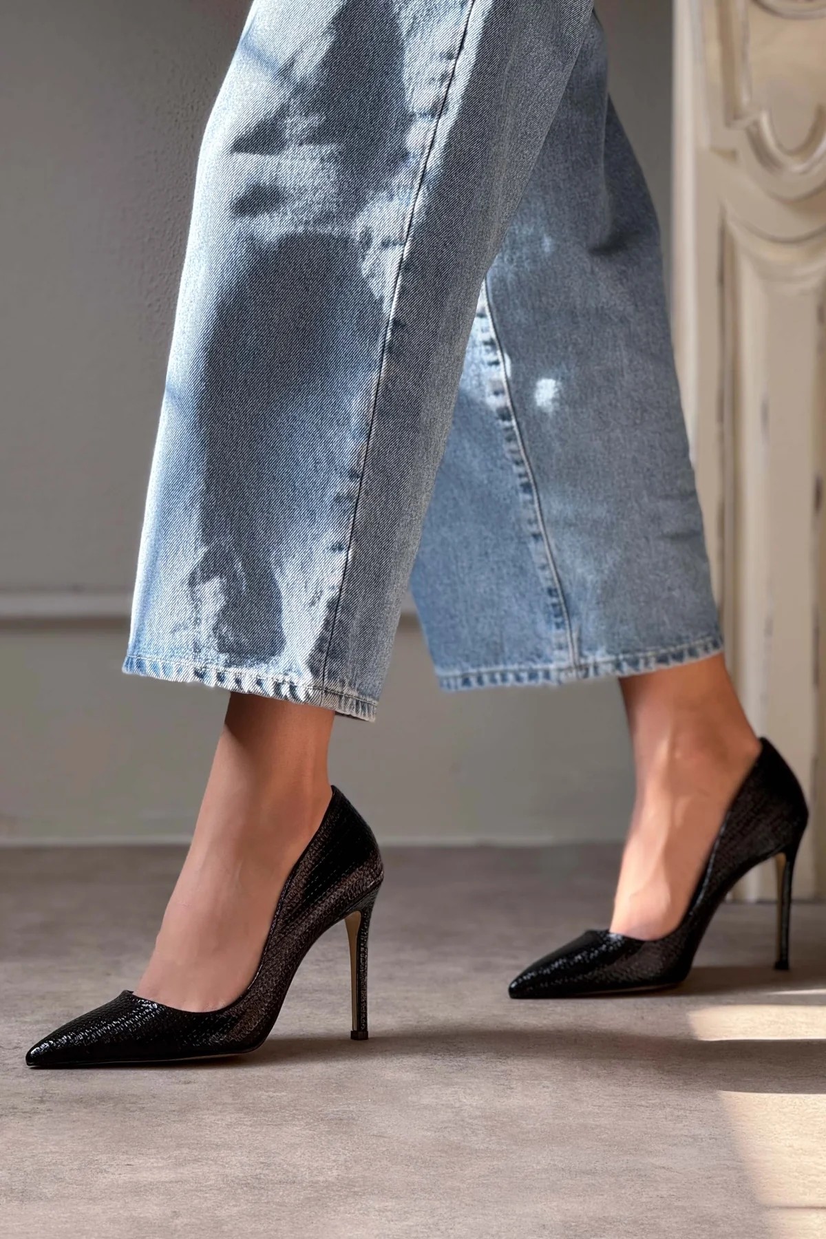 VANESSA SİYAH HASIR RUGAN SİVRİ BURUN KADIN STİLETTO 8 CM