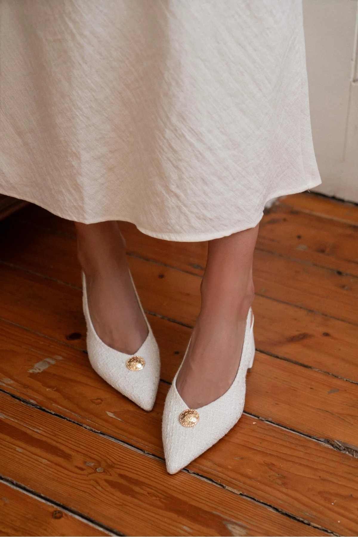 WELKİN BEYAZ KİLİM AKSESUAR DETAYLI SİVRİ BURUN KADIN TOPUKLU AYAKKABI