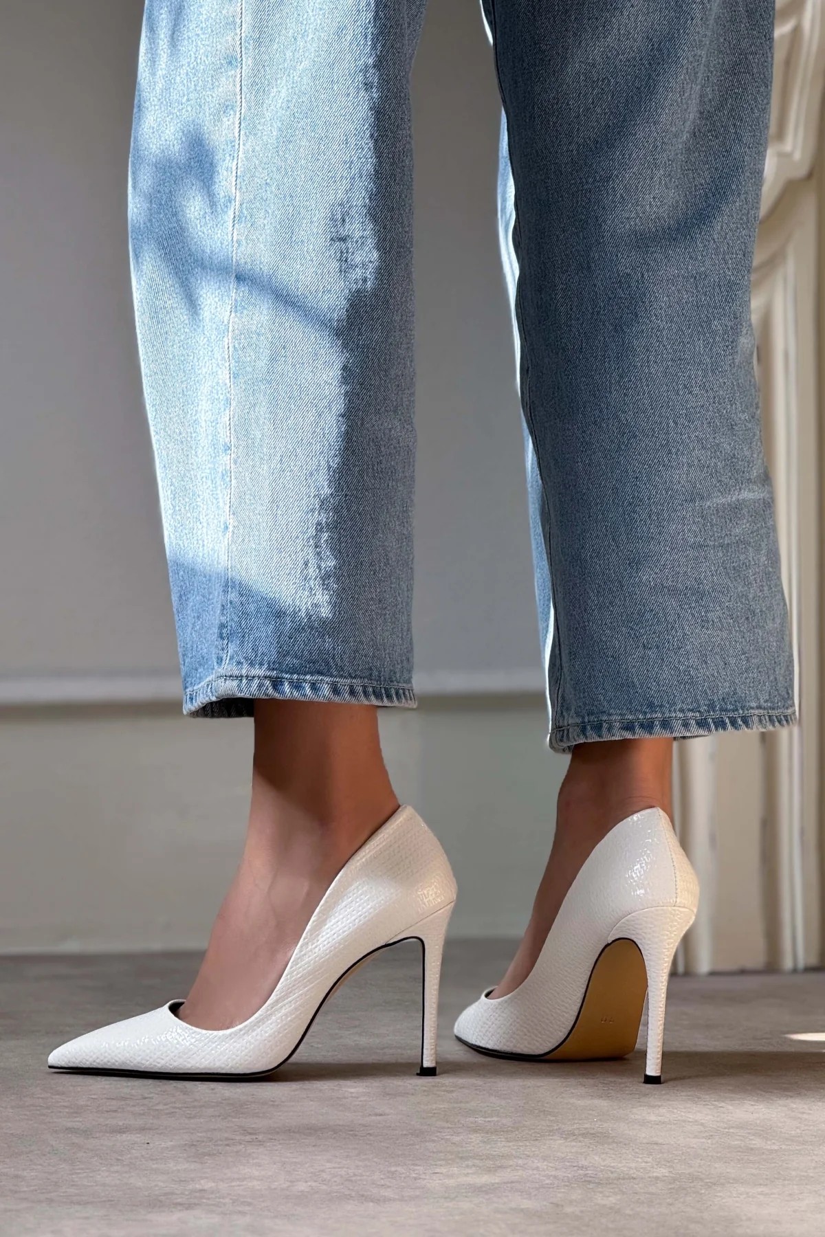 VANESSA BEYAZ HASIR RUGAN SİVRİ BURUN KADIN STİLETTO 8 CM