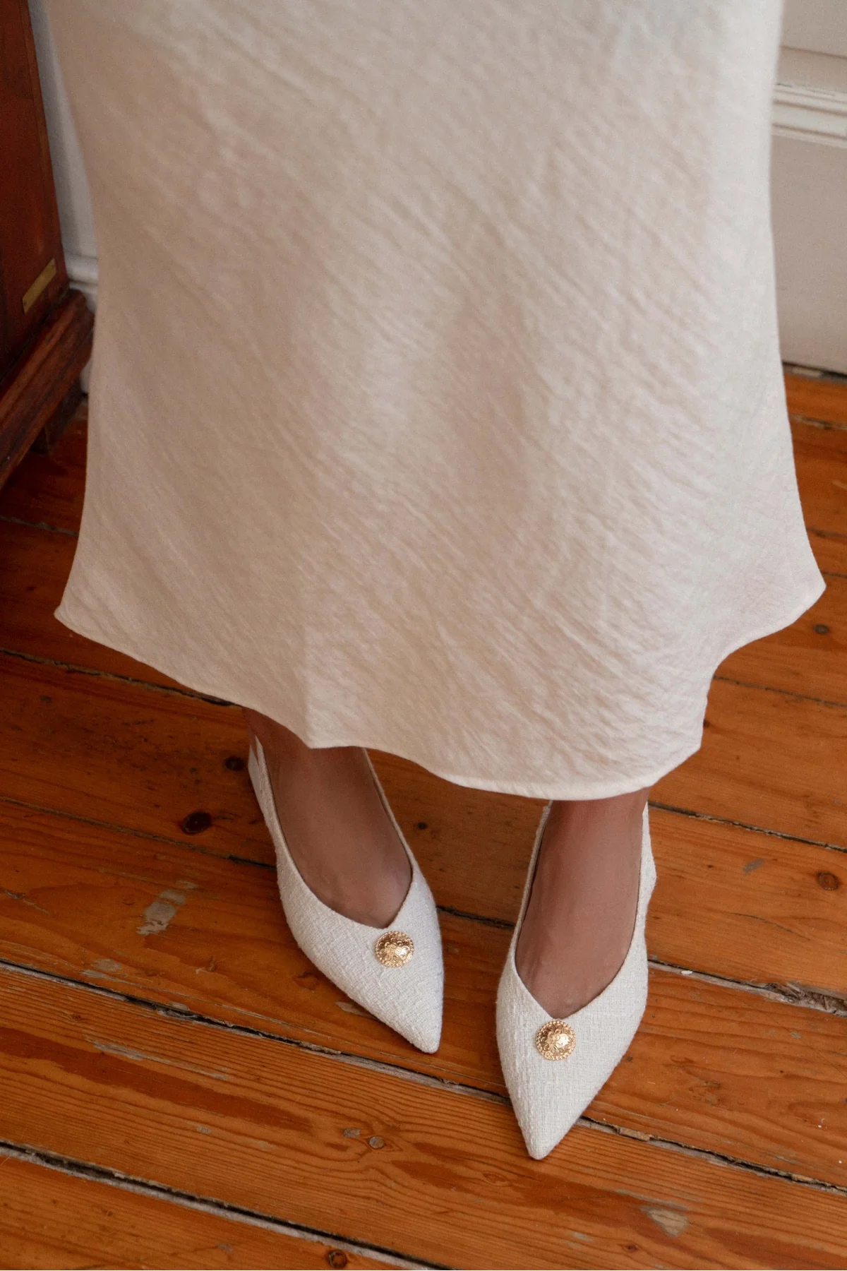 WELKİN BEYAZ KİLİM AKSESUAR DETAYLI SİVRİ BURUN KADIN TOPUKLU AYAKKABI