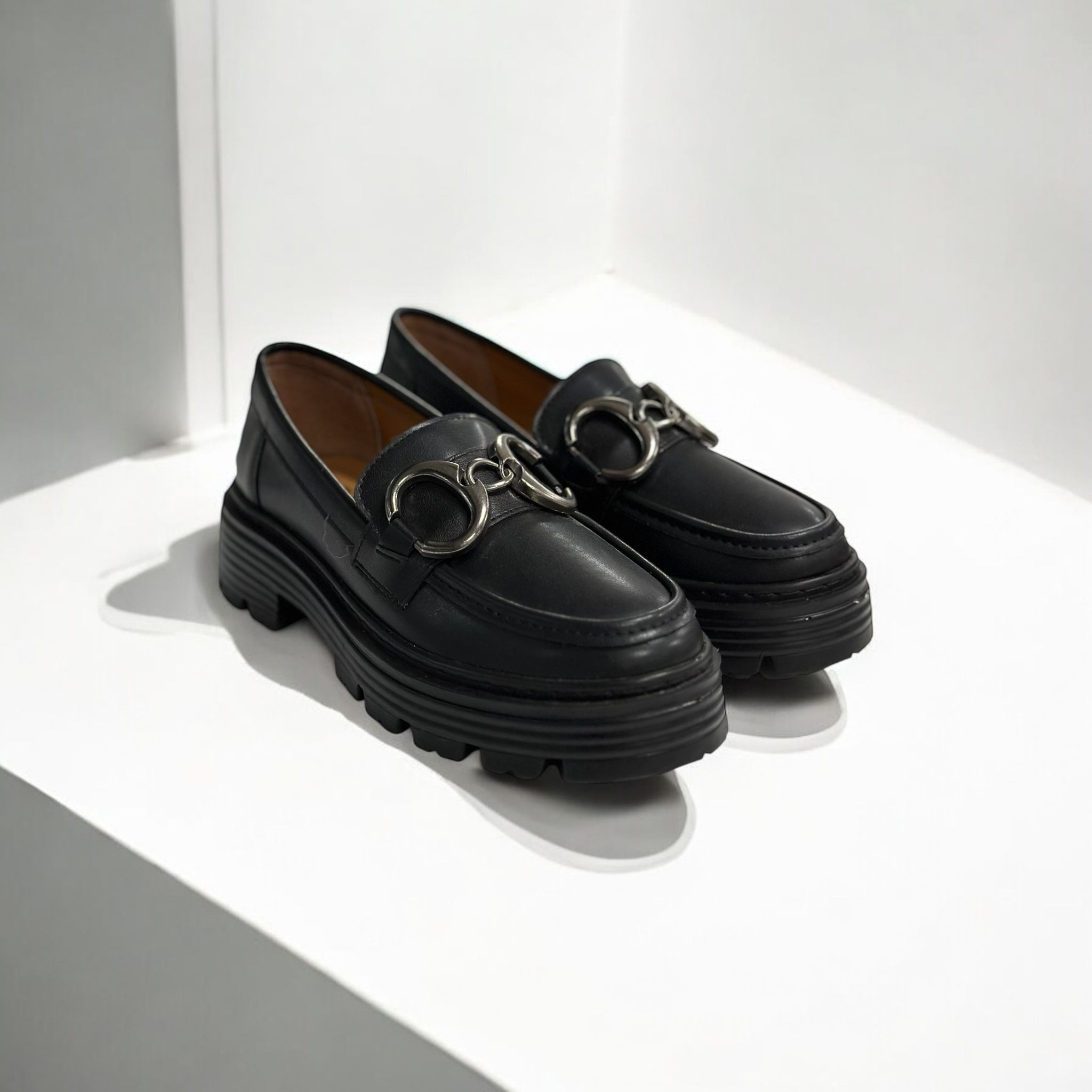 Loafer Metal Zincir Detaylı Siyah Kadın Casual Ayakkabı