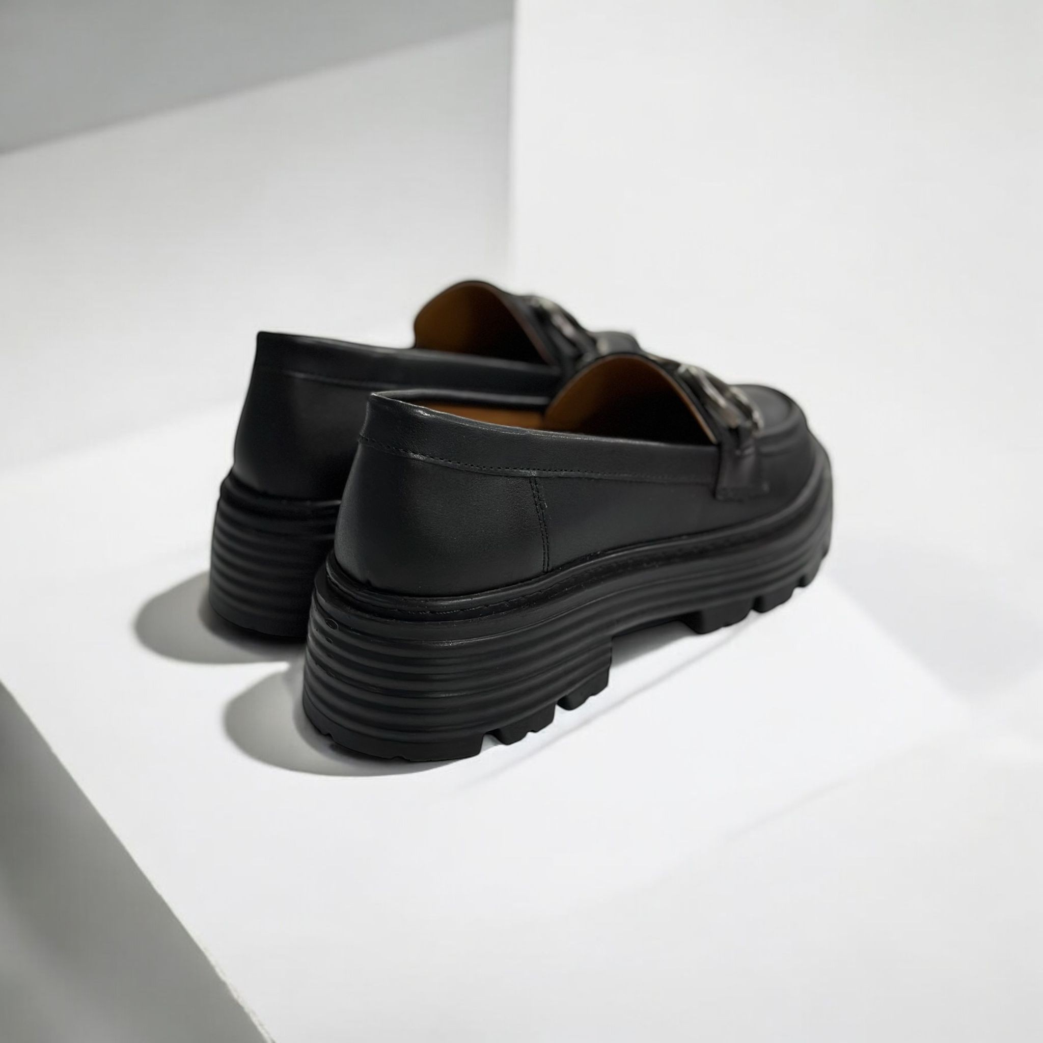 Loafer Metal Zincir Detaylı Siyah Kadın Casual Ayakkabı
