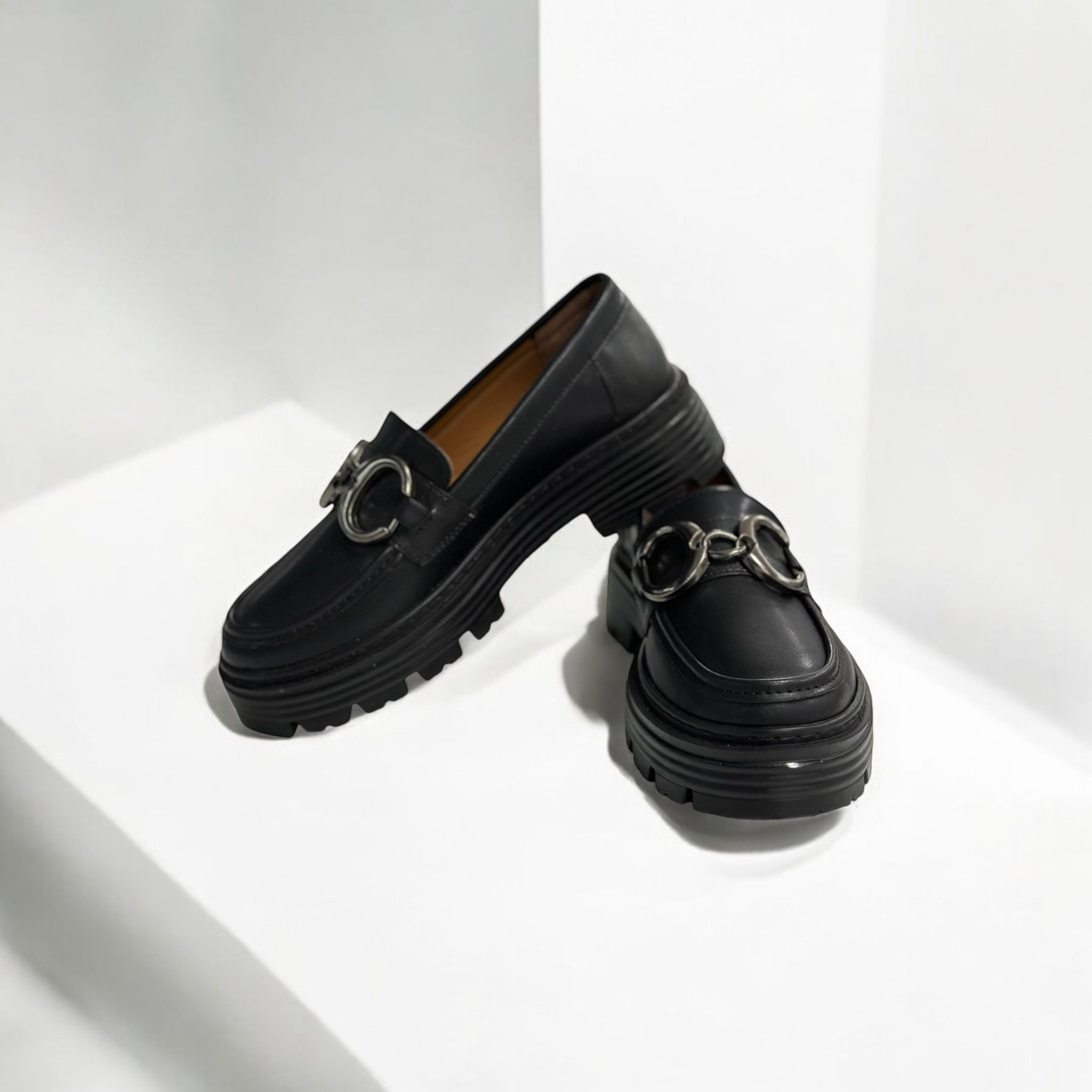 Loafer Metal Zincir Detaylı Siyah Kadın Casual Ayakkabı