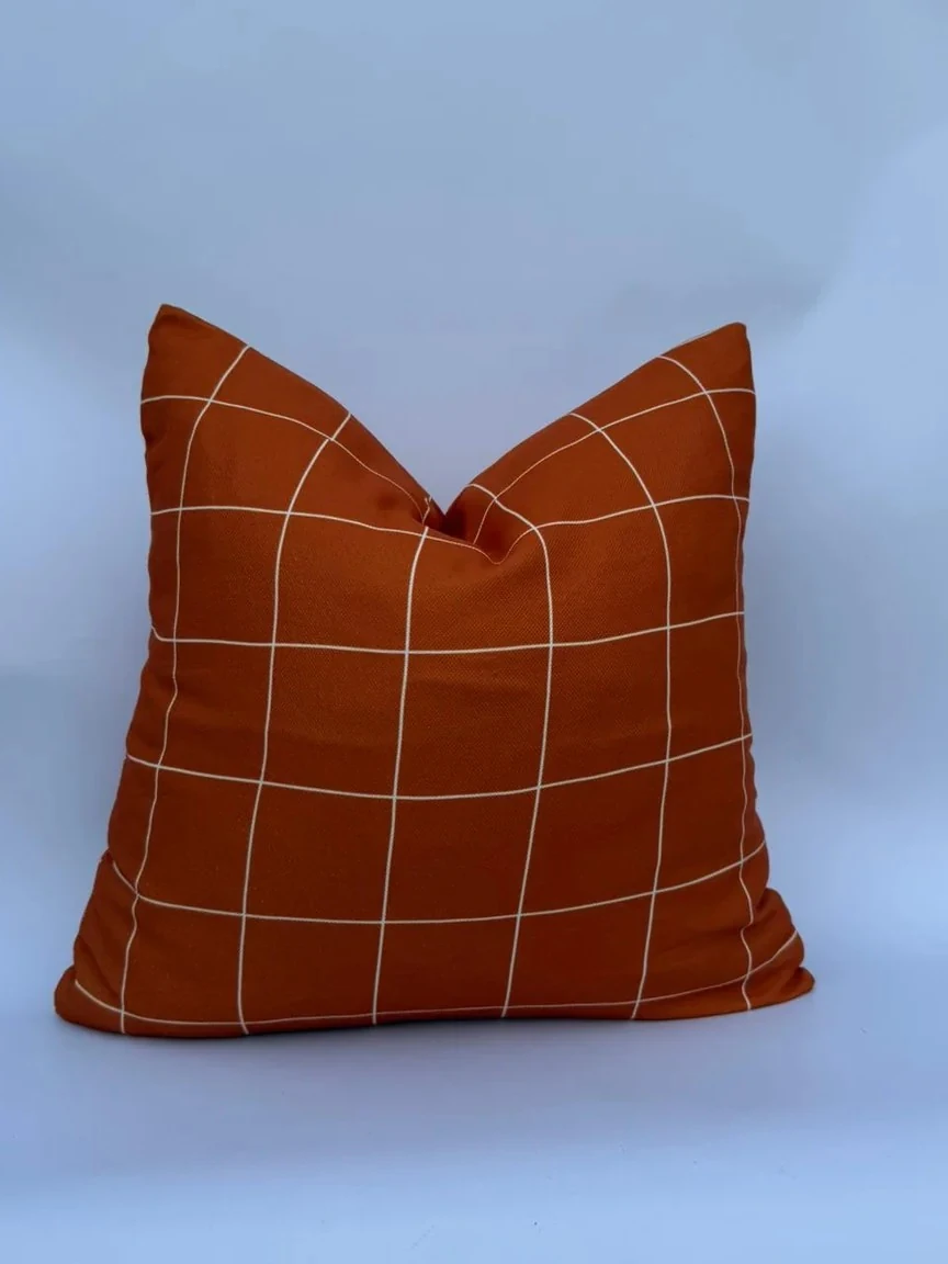 turuncu kare çizgili kare yastık 