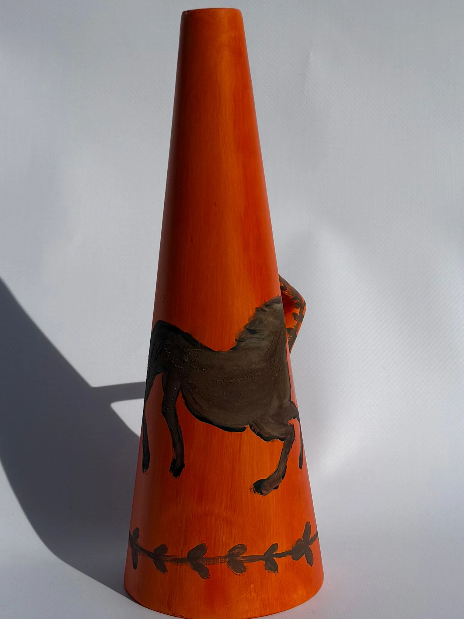 Turuncu at detaylı vazo özel tasarım