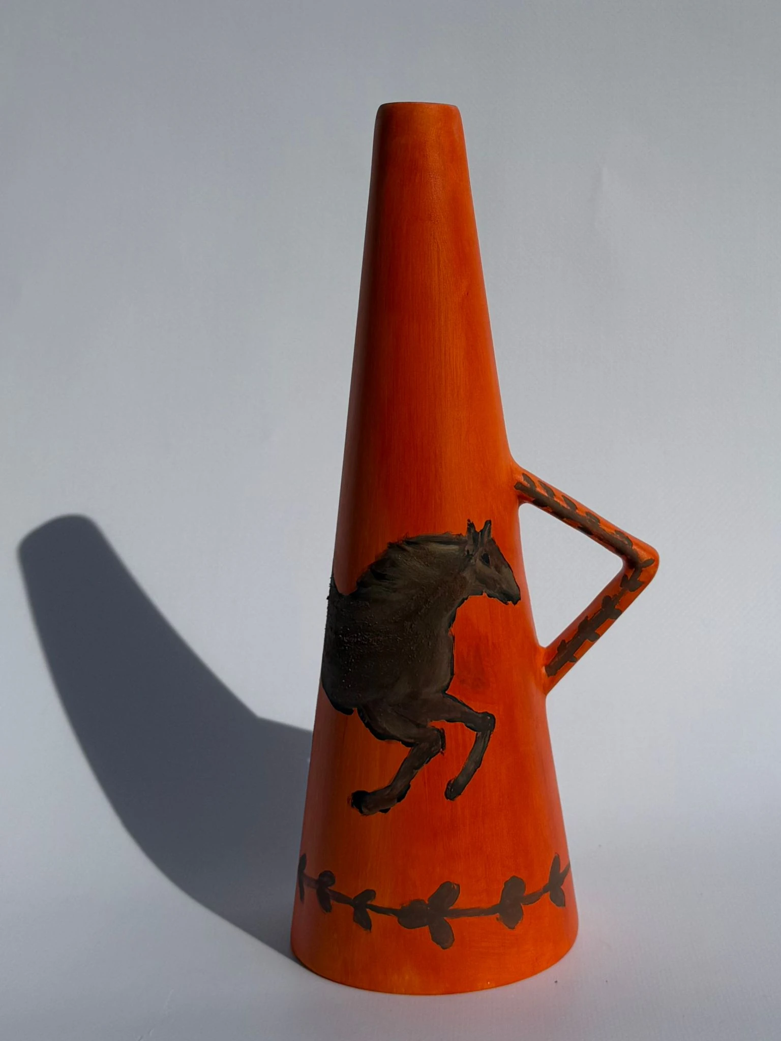 Turuncu at detaylı vazo özel tasarım