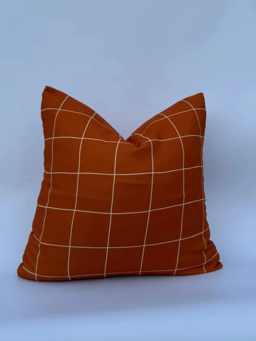 turuncu kare çizgili kare yastık 