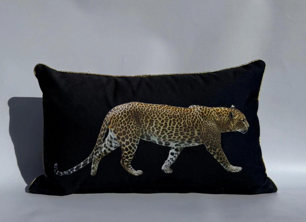 leopar desenli siyah lumbar yastık