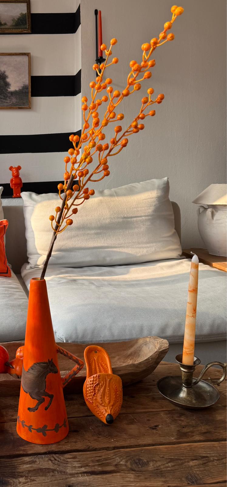 turuncu dekoratif ponpon dal