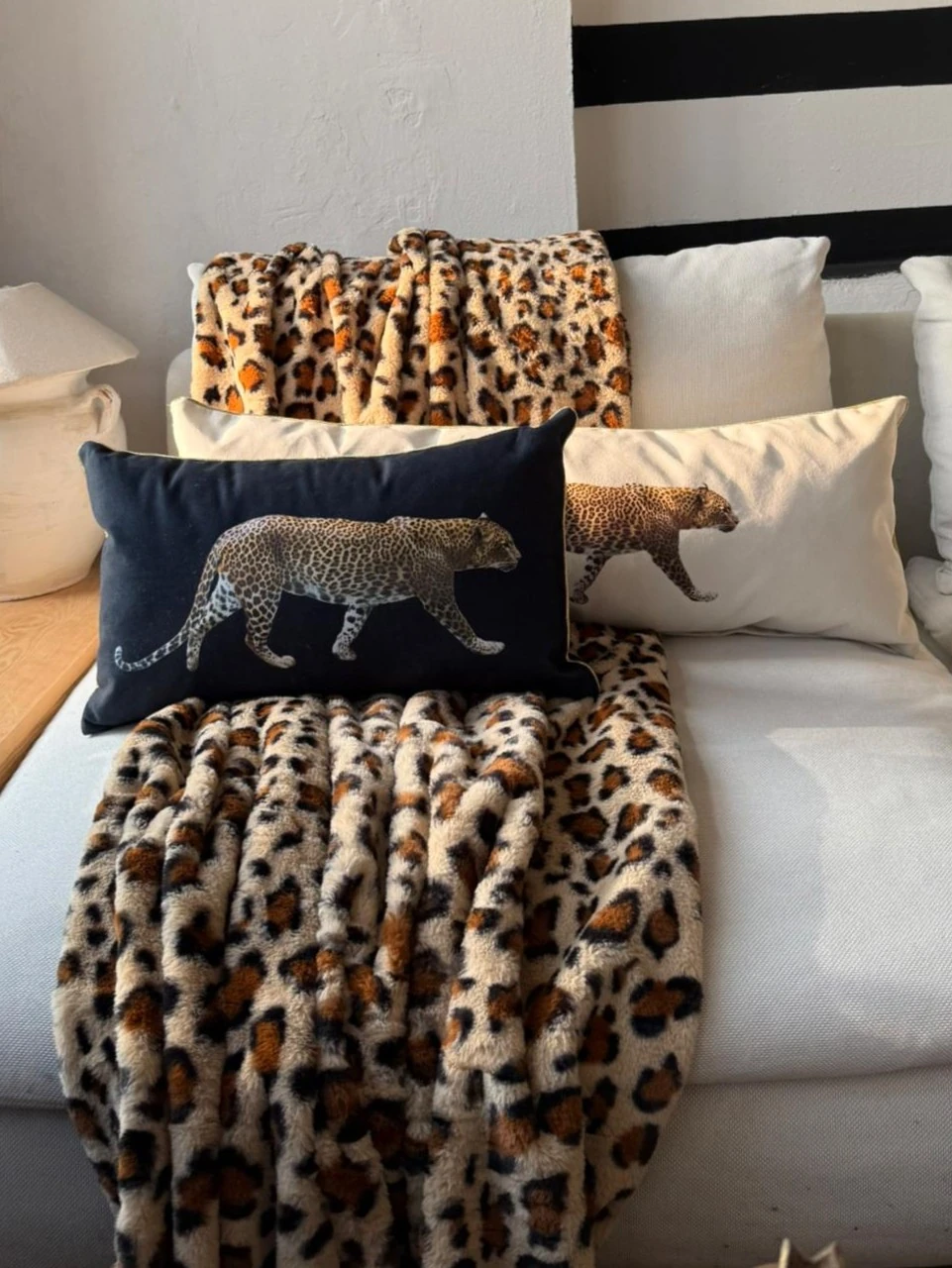 leopar desenli siyah lumbar yastık