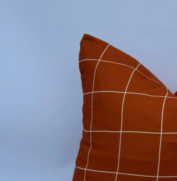 turuncu kare çizgili kare yastık 