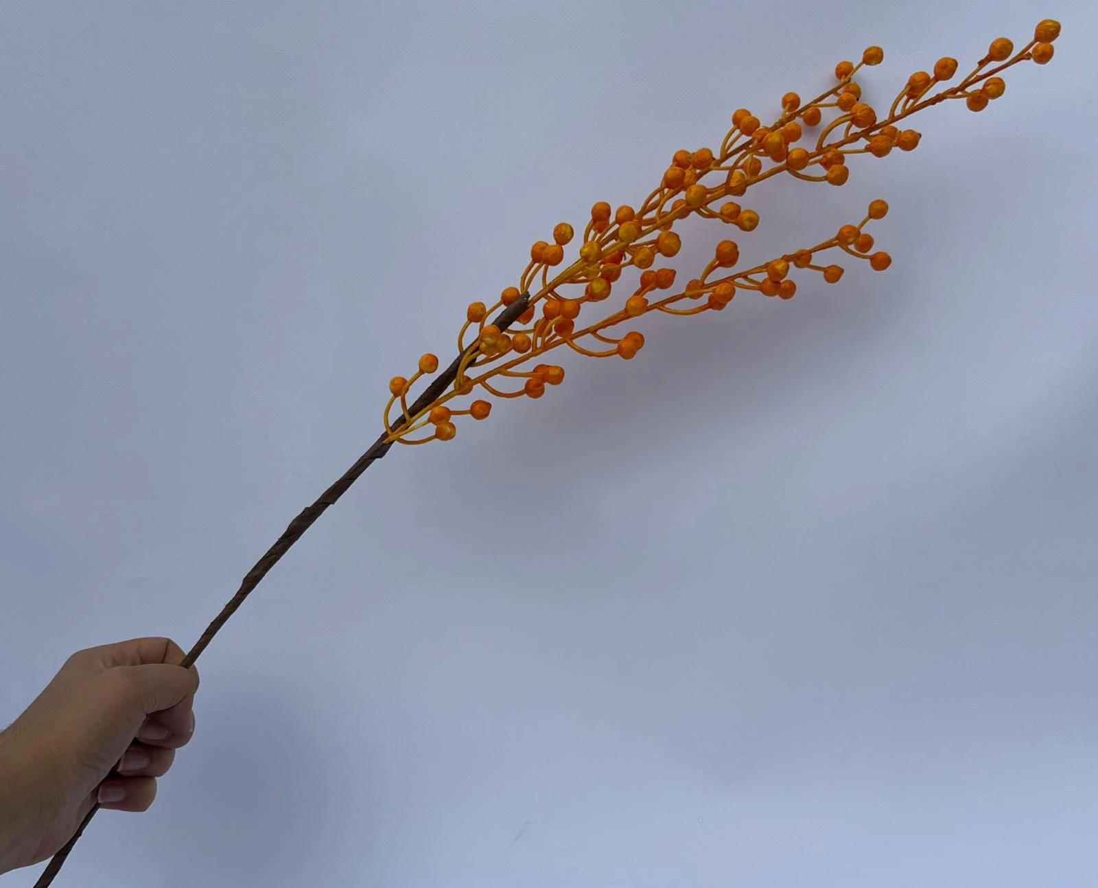 turuncu dekoratif ponpon dal