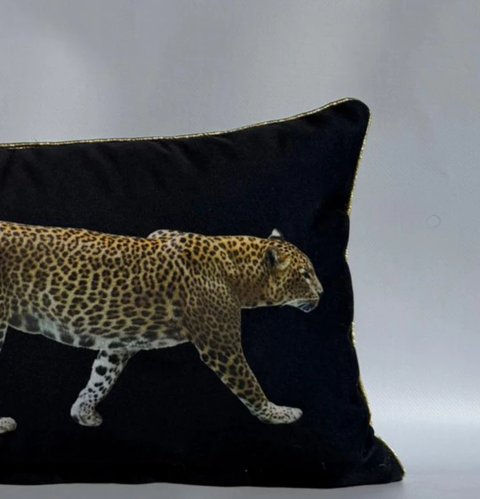 leopar desenli siyah lumbar yastık