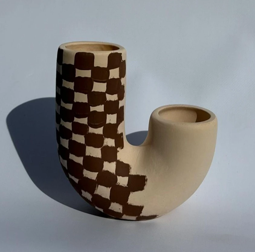 Yarı U şeklinde Kahverengi Çakıl Vazo 