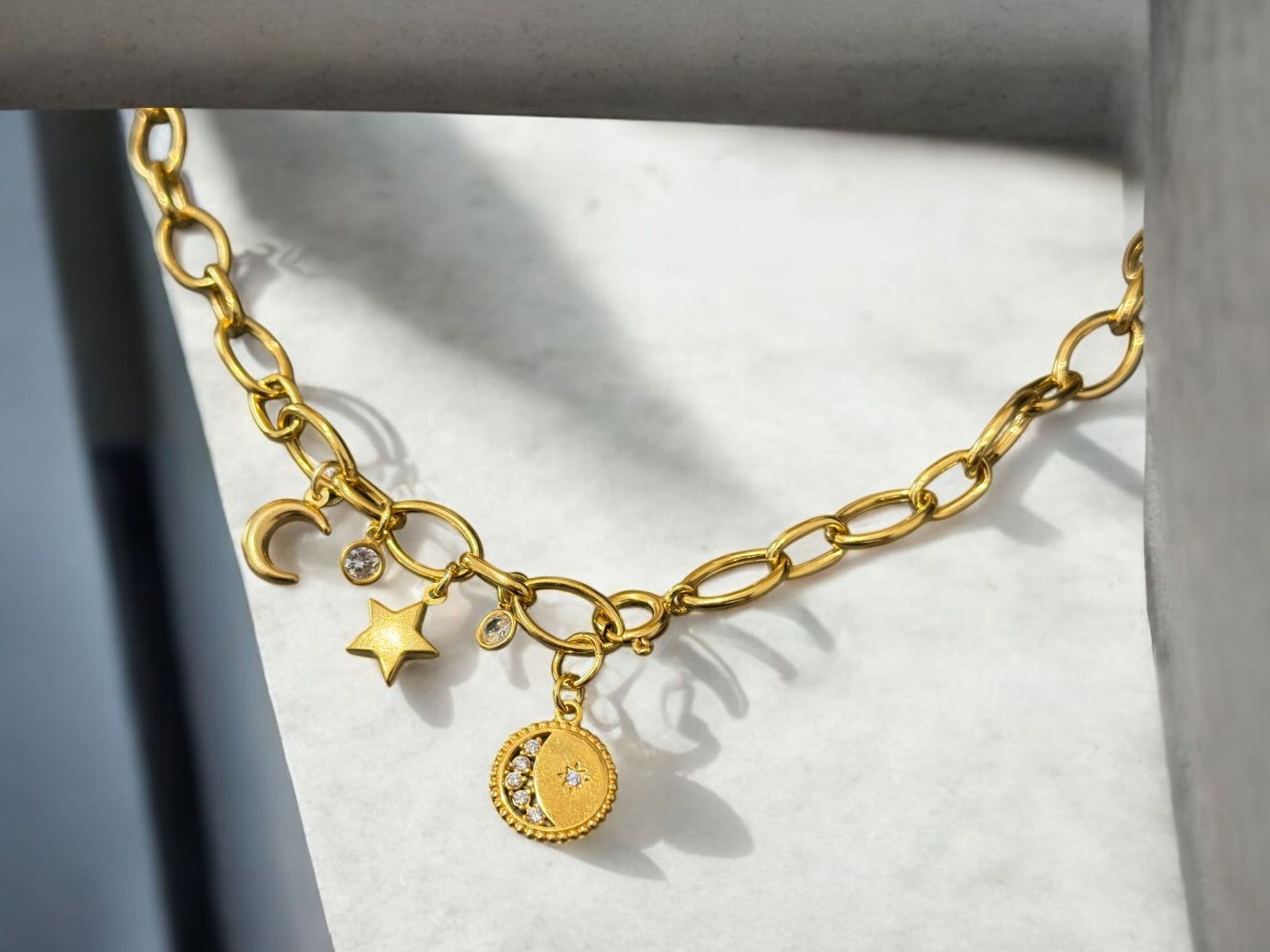 Hale Charm Kolye