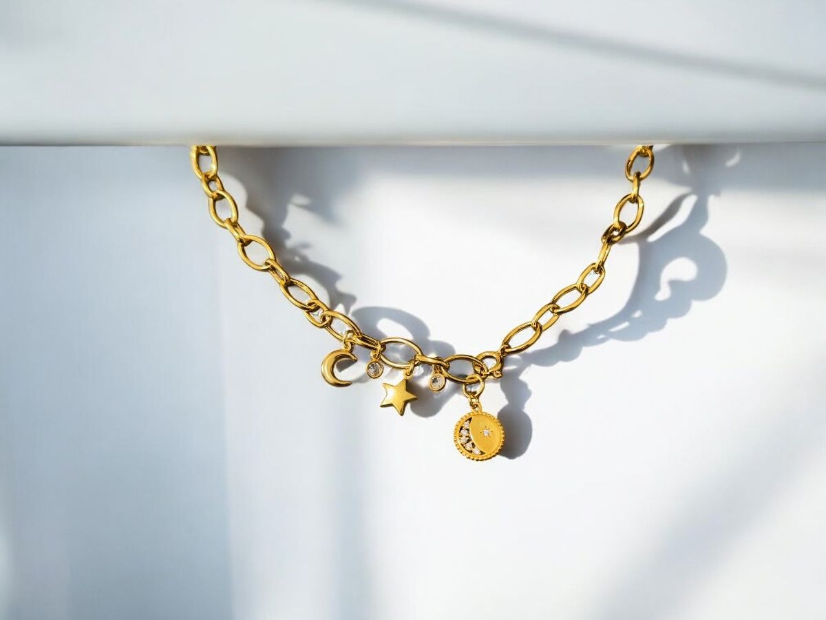 Hale Charm Kolye