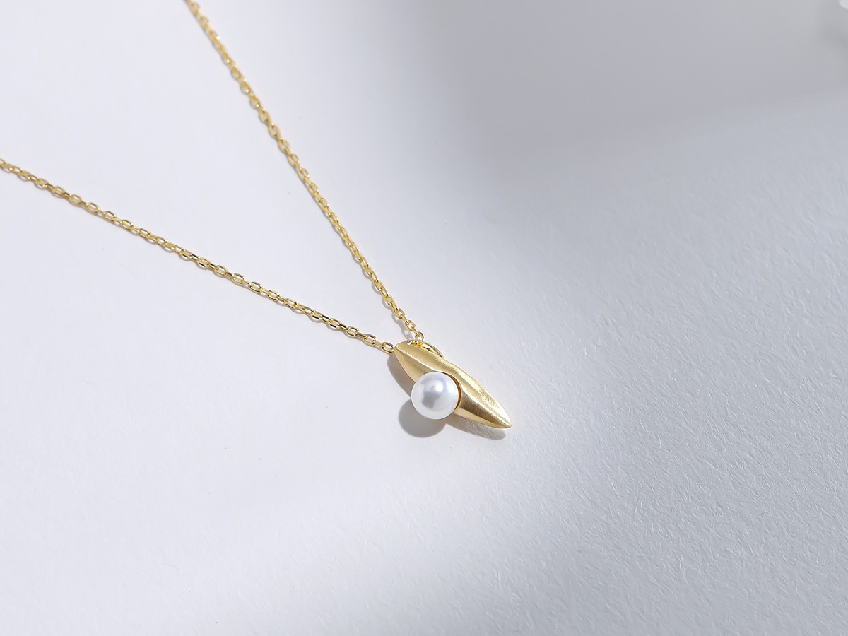 Shuttle Pearl Necklace 