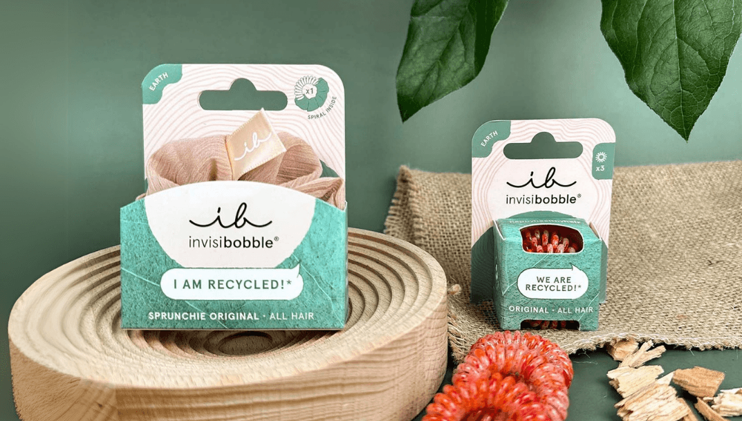 Geri dönüştürülmüş ambalajıyla invisibobble® Sprunchie ve Original; doğaya saygılı, iz bırakmayan saç toplama çözümleri sunar.