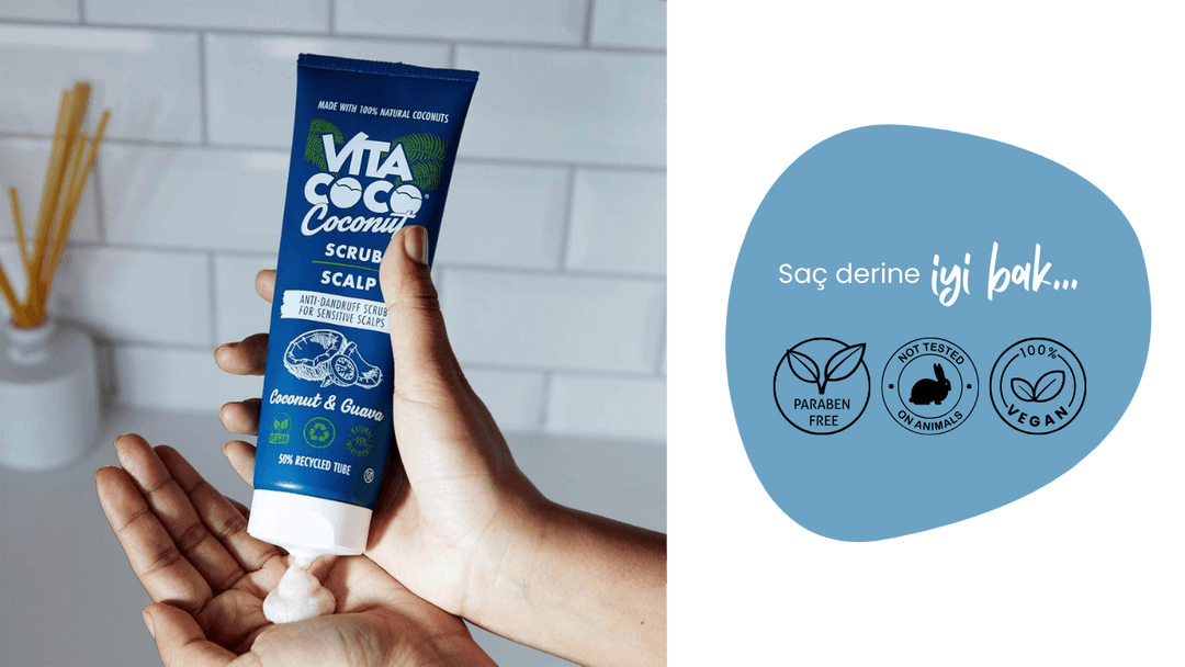 Vita Coco Coconut Scrub Sensitive Scalp ürünü, bir elde tutulurken diğer ele uygulanıyor. Ürün, hassas saç derisi için peeling özelliği taşır ve %100 doğal hindistancevizi ile guava içerir.