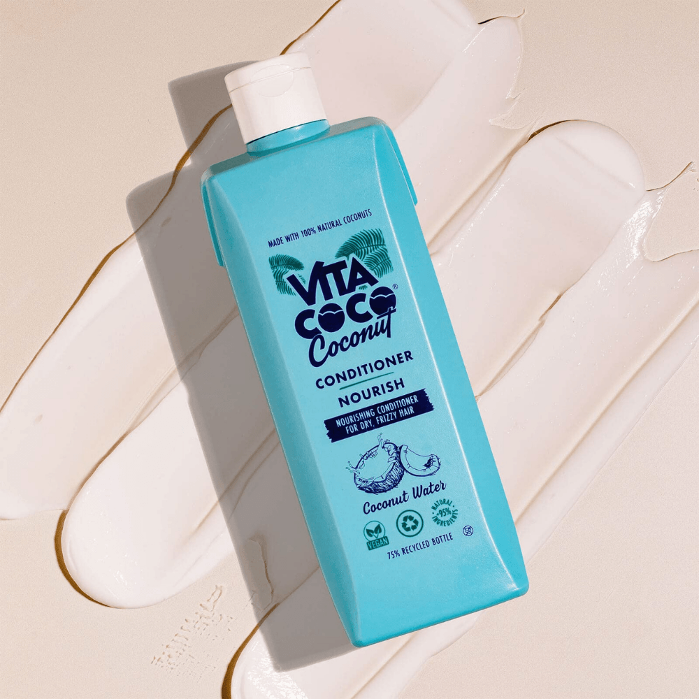 Kuru ve kabaran saçlar için özel olarak formüle edilmiş Vita Coco Nourish Saç Kremi, hindistancevizi suyu ve aloe vera ile saç tellerini ağırlaştırmadan nemlendirir, doğal yumuşaklık ve parlaklık kazandırır. 