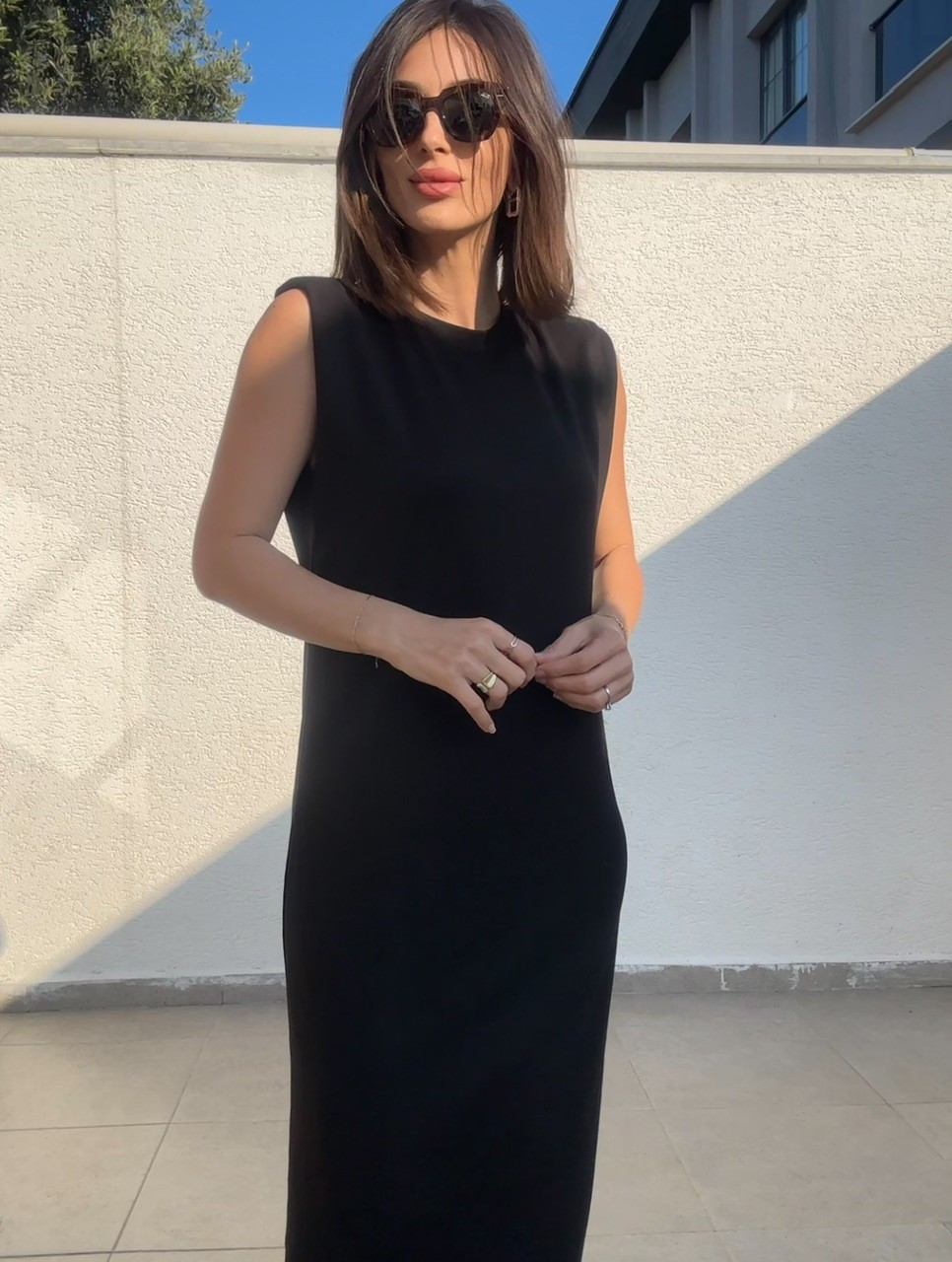 Vatkalı Sıfır Kol Elbise - Siyah