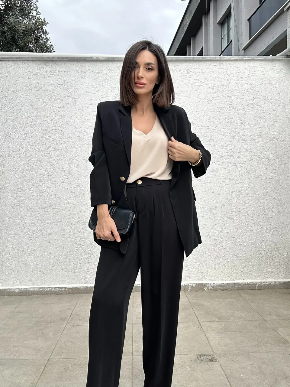 Çiçekli Düğmeli Kolsuz V Yaka Pantolon Takımı